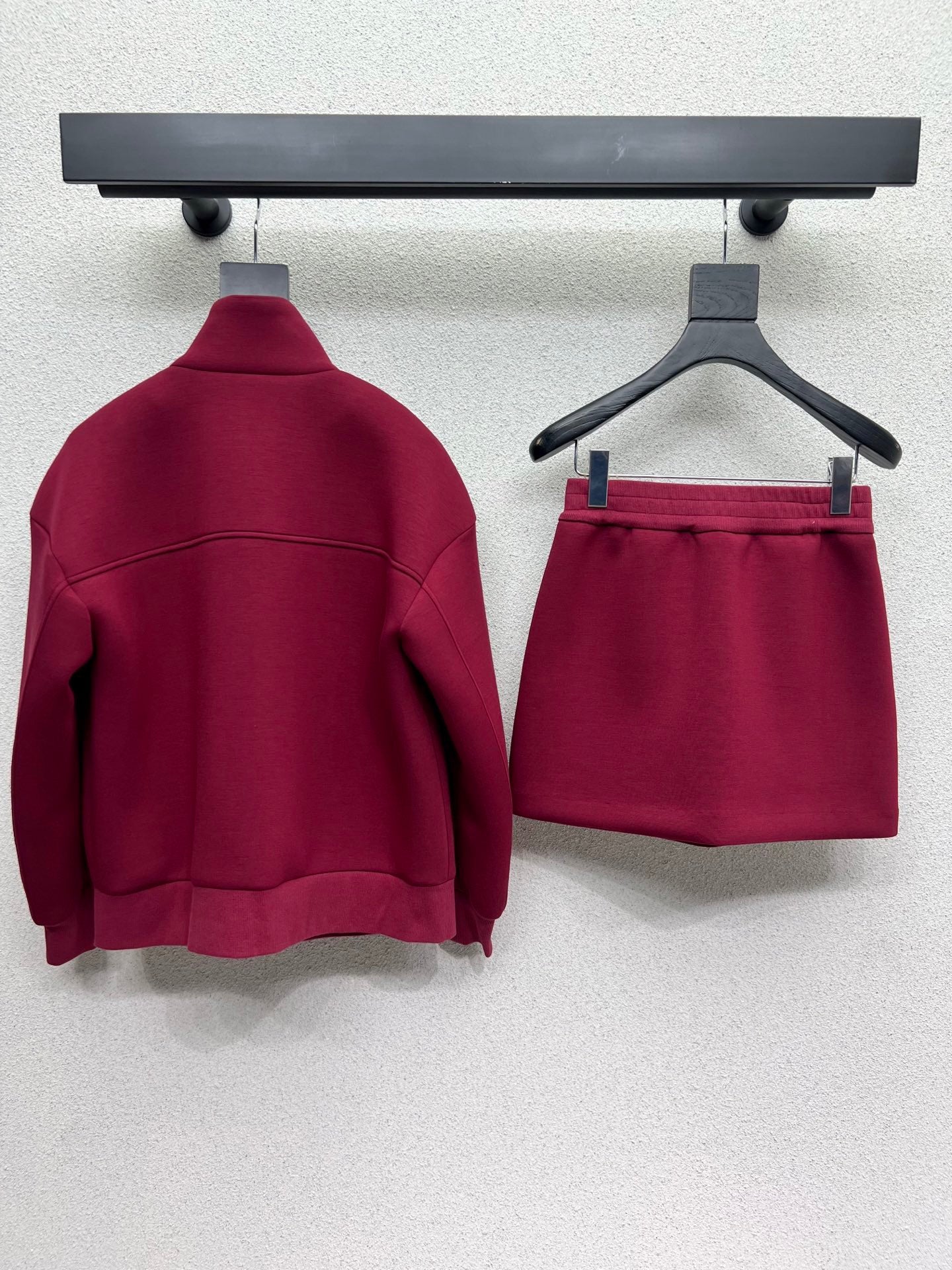 Roter Freizeitanzug aus Space Cotton