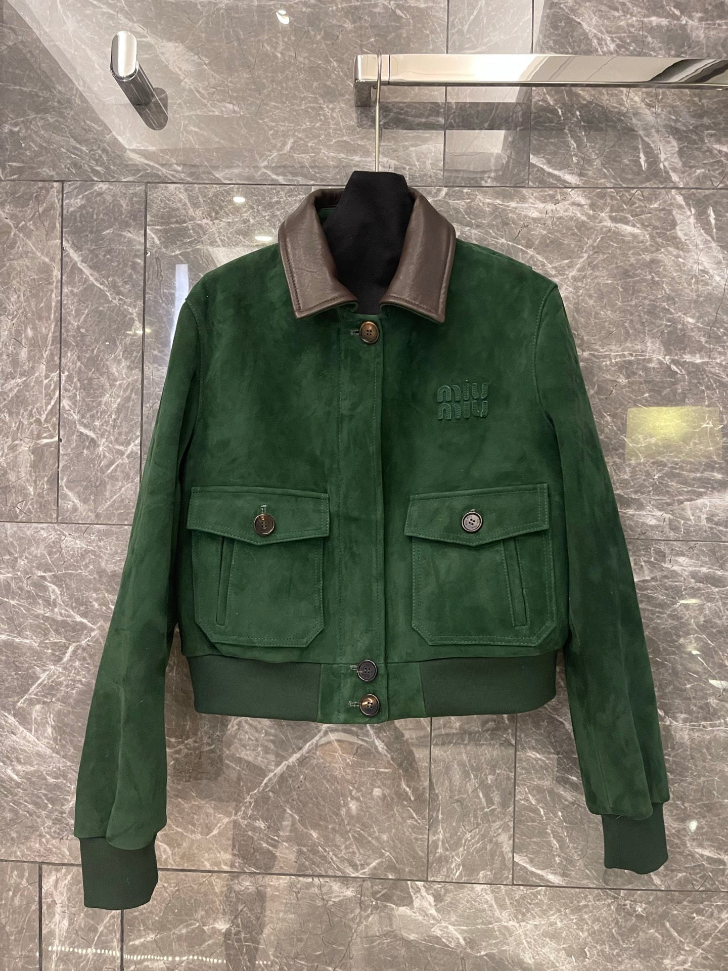 Veste courte en cuir suédé vert vintage