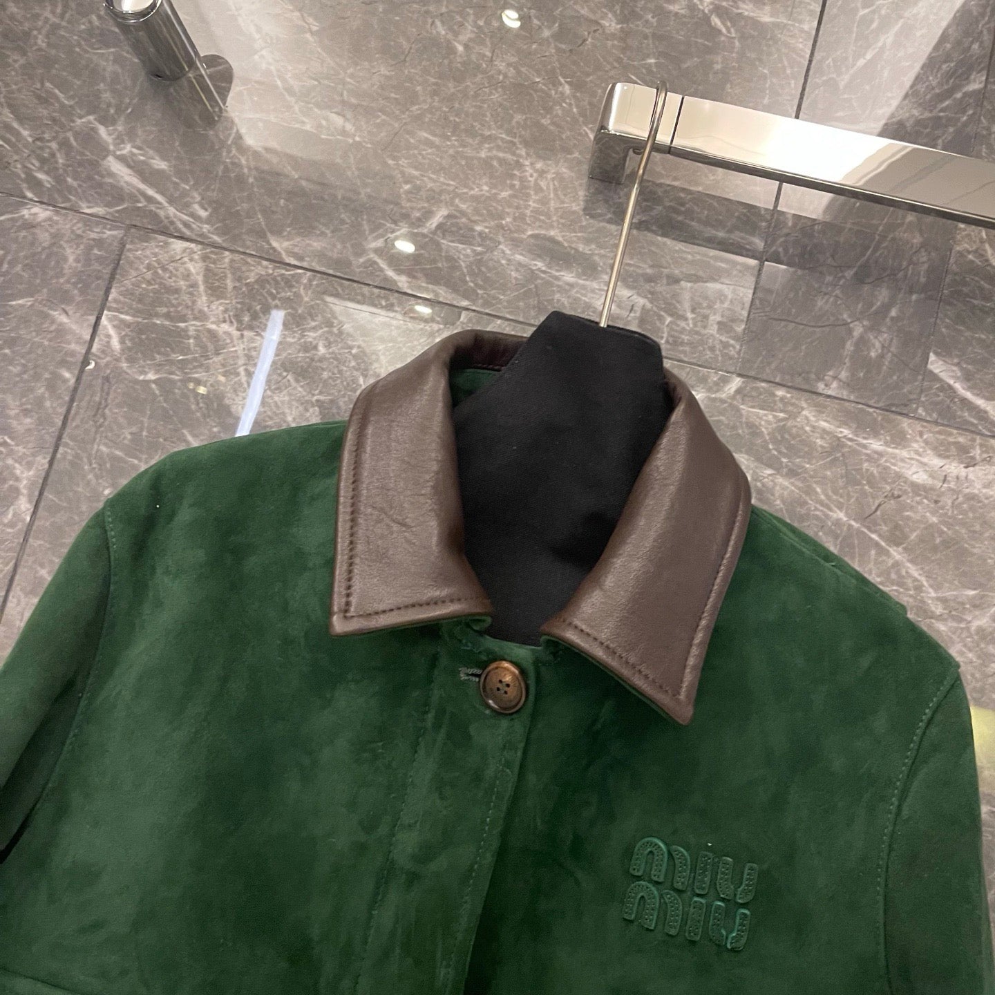 Veste courte en cuir suédé vert vintage