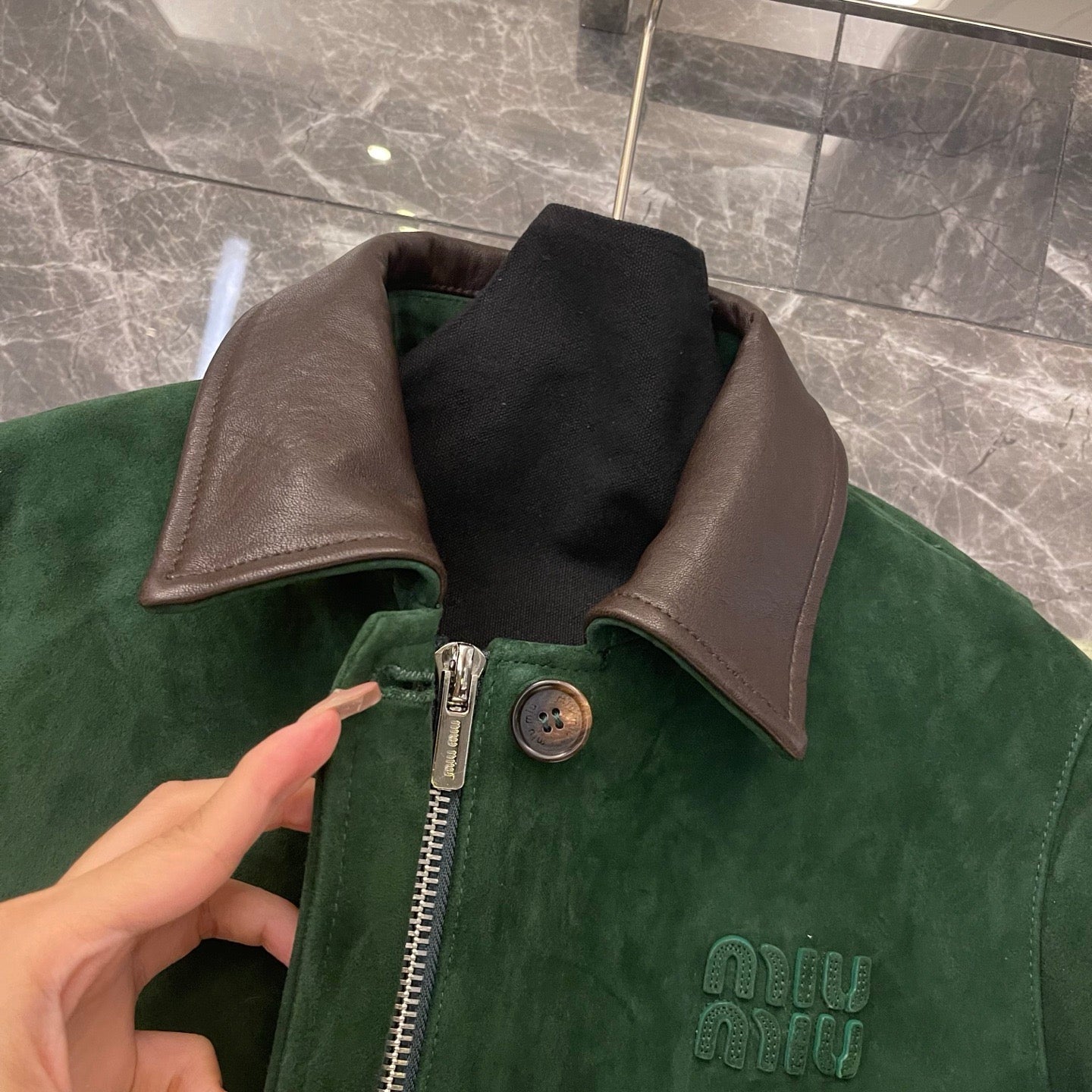 Veste courte en cuir suédé vert vintage