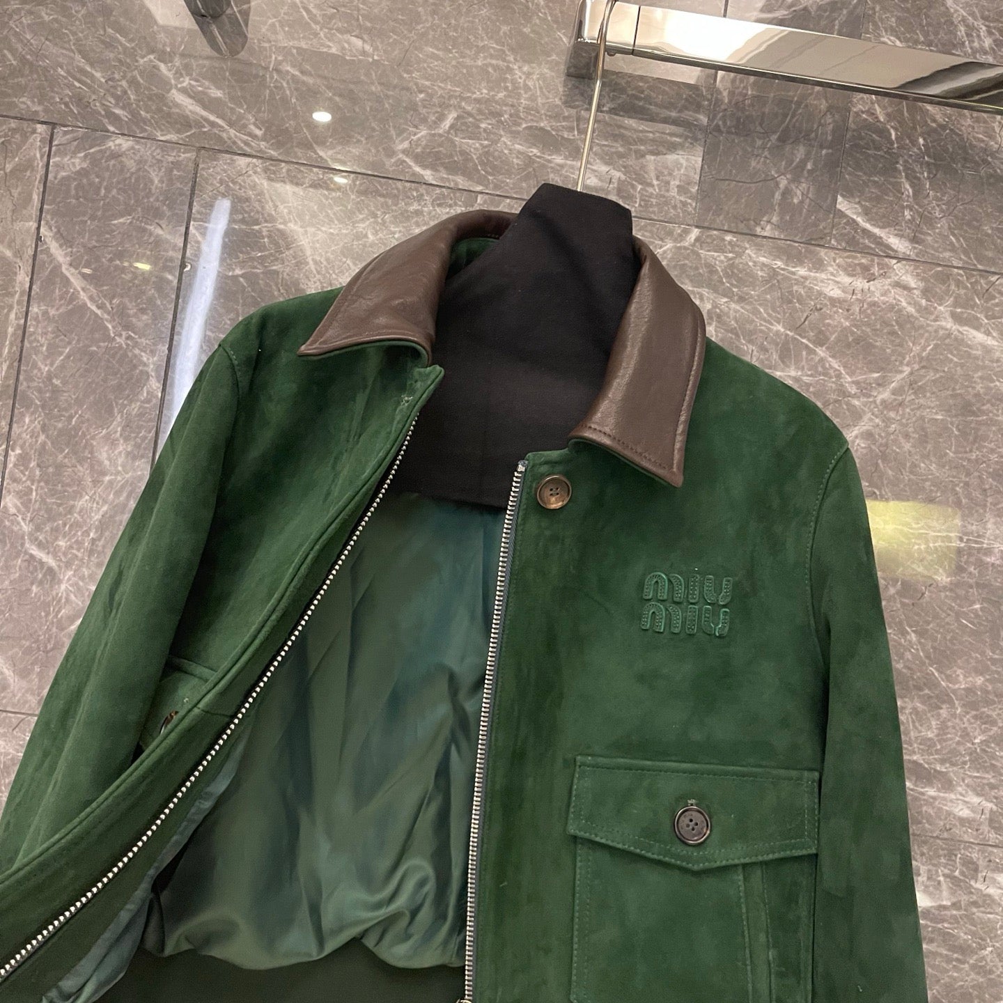 Veste courte en cuir suédé vert vintage