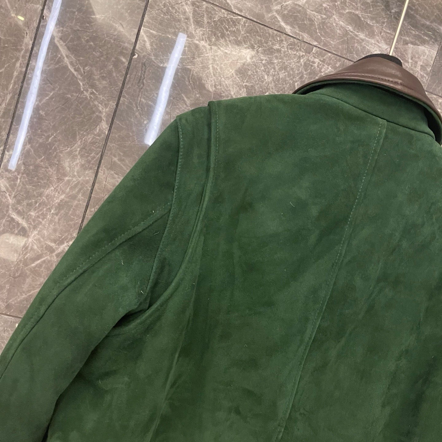 Veste courte en cuir suédé vert vintage