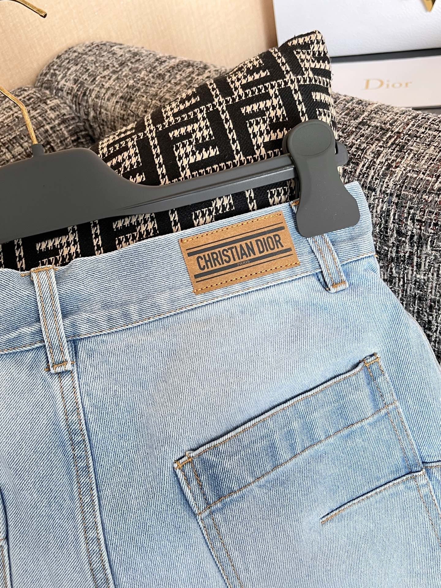 Denim tissé et teint sur mesure