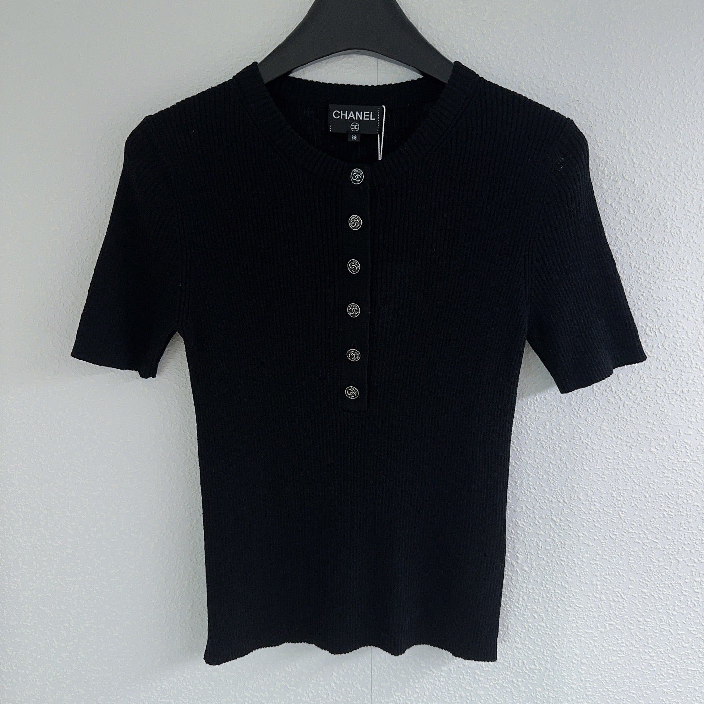 Halbcardigan aus Strick mit Rundhalsausschnitt und Knopfleiste und kurzen Ärmeln