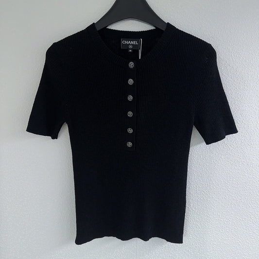 Halbcardigan aus Strick mit Rundhalsausschnitt und Knopfleiste und kurzen Ärmeln