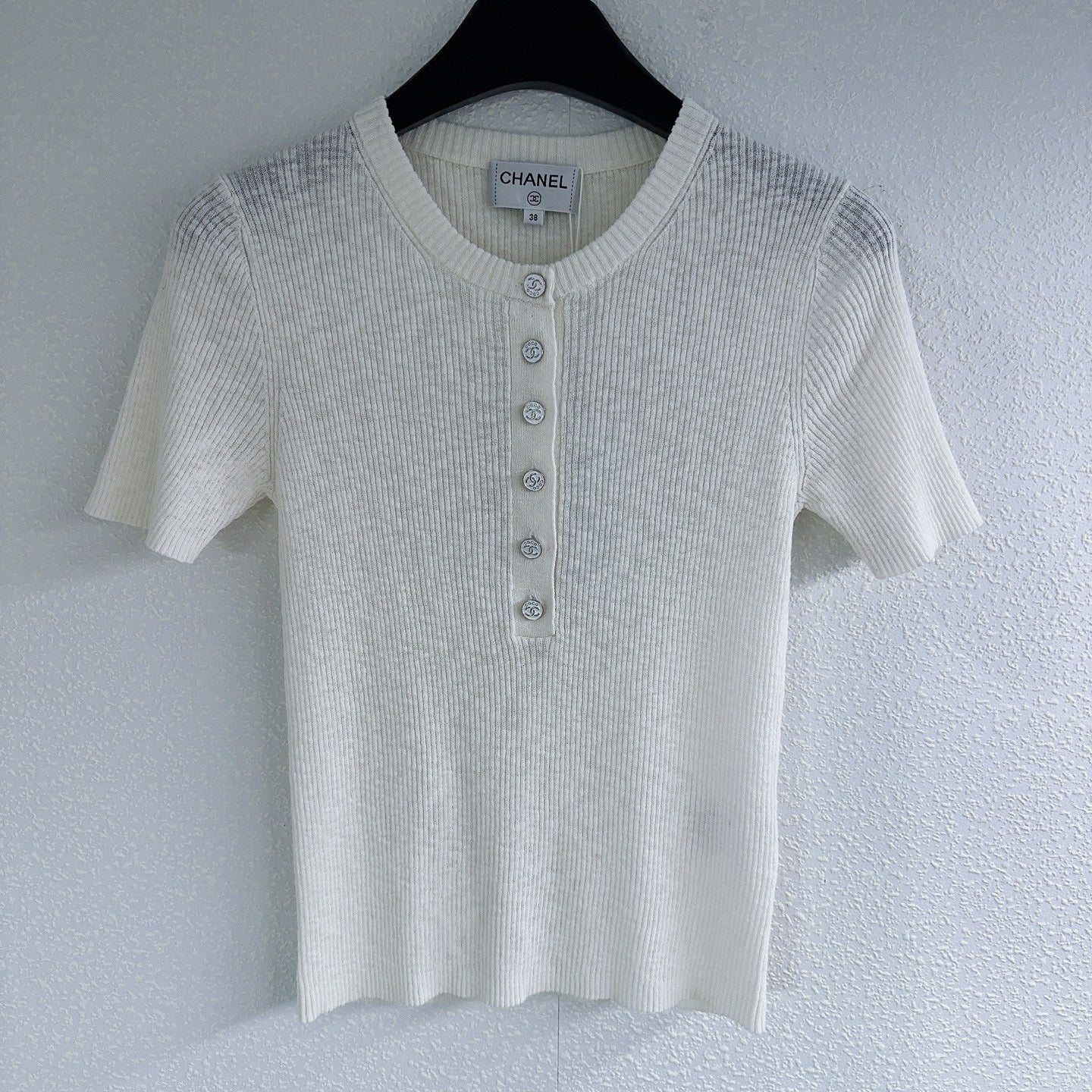 Halbcardigan aus Strick mit Rundhalsausschnitt und Knopfleiste und kurzen Ärmeln