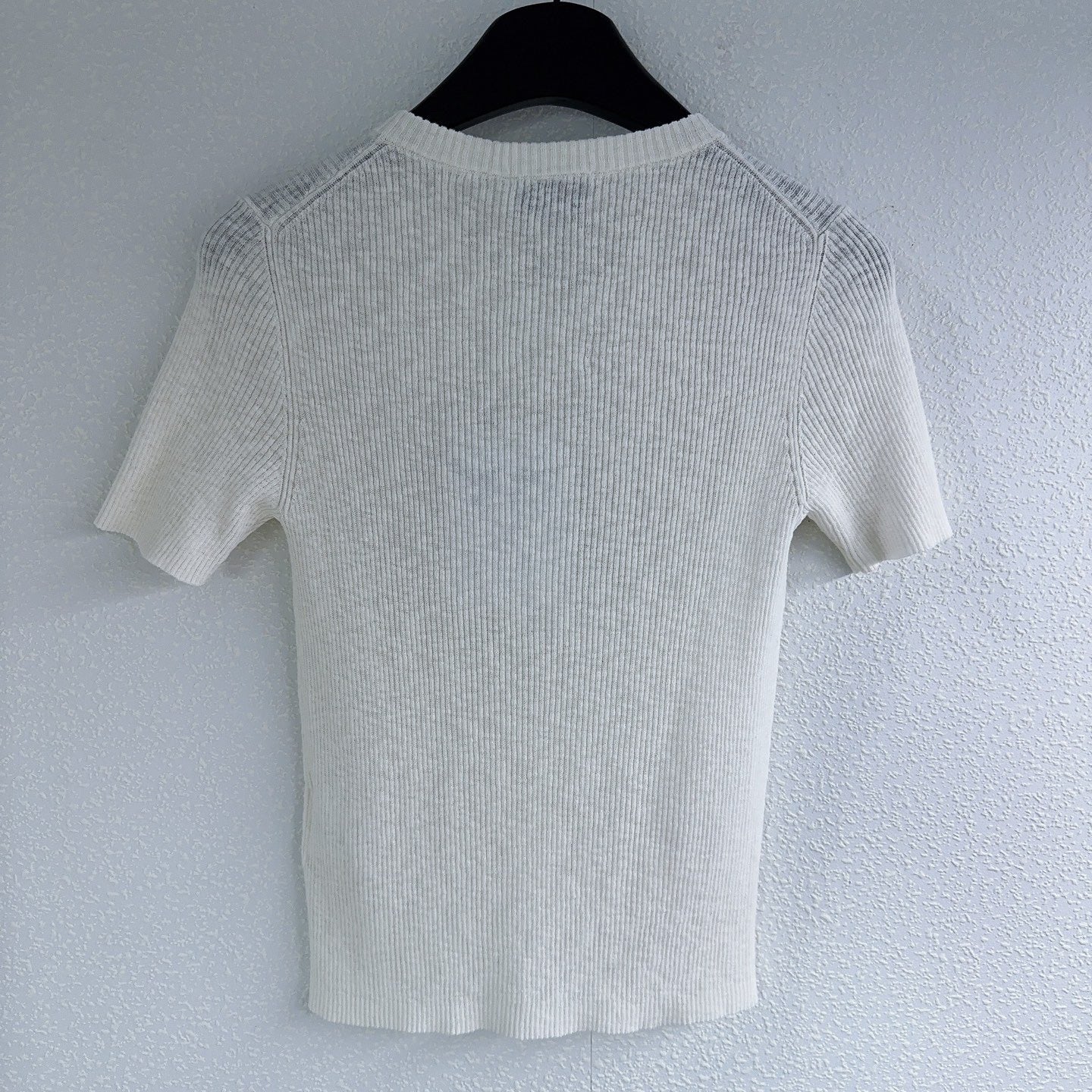 Halbcardigan aus Strick mit Rundhalsausschnitt und Knopfleiste und kurzen Ärmeln