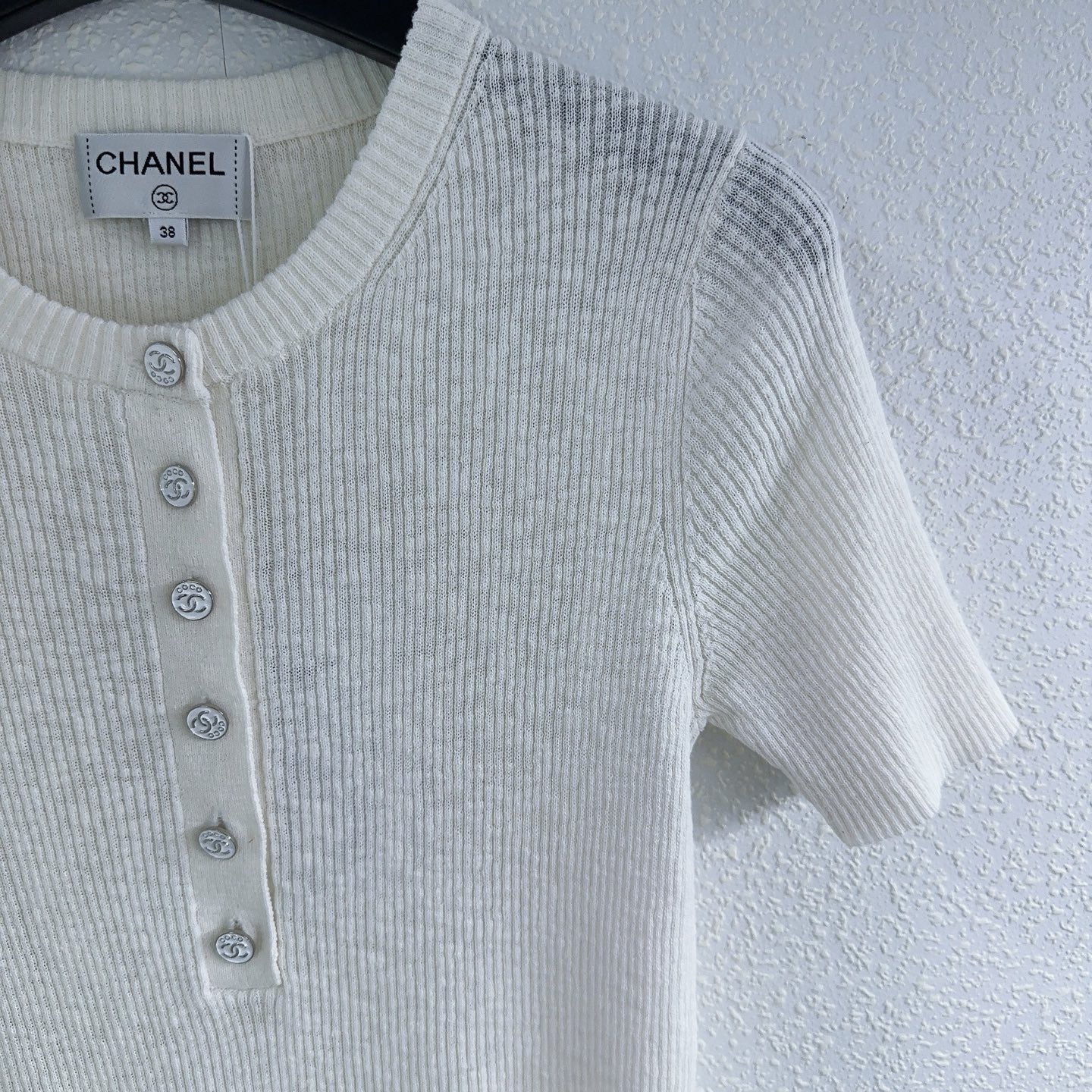 Halbcardigan aus Strick mit Rundhalsausschnitt und Knopfleiste und kurzen Ärmeln