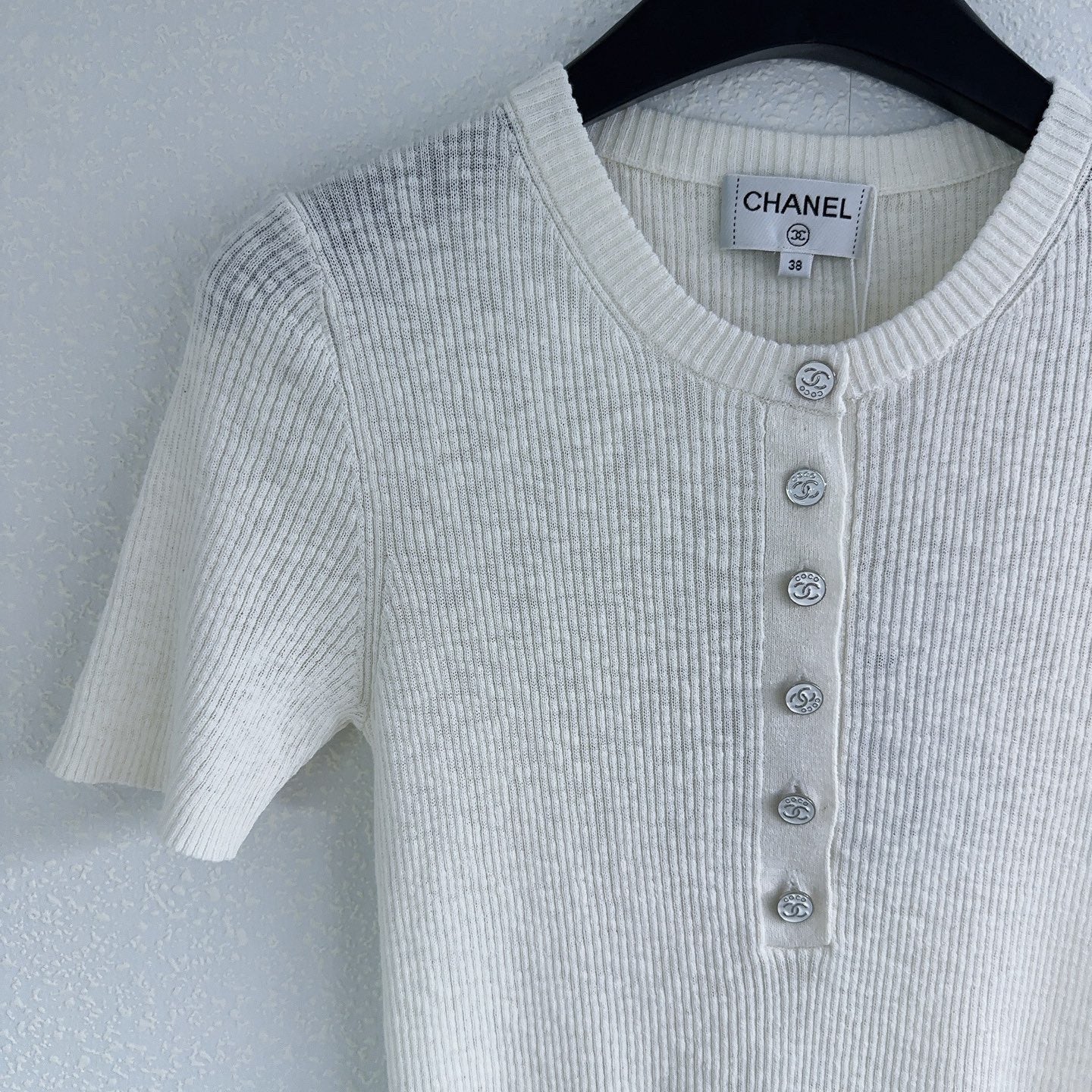 Halbcardigan aus Strick mit Rundhalsausschnitt und Knopfleiste und kurzen Ärmeln