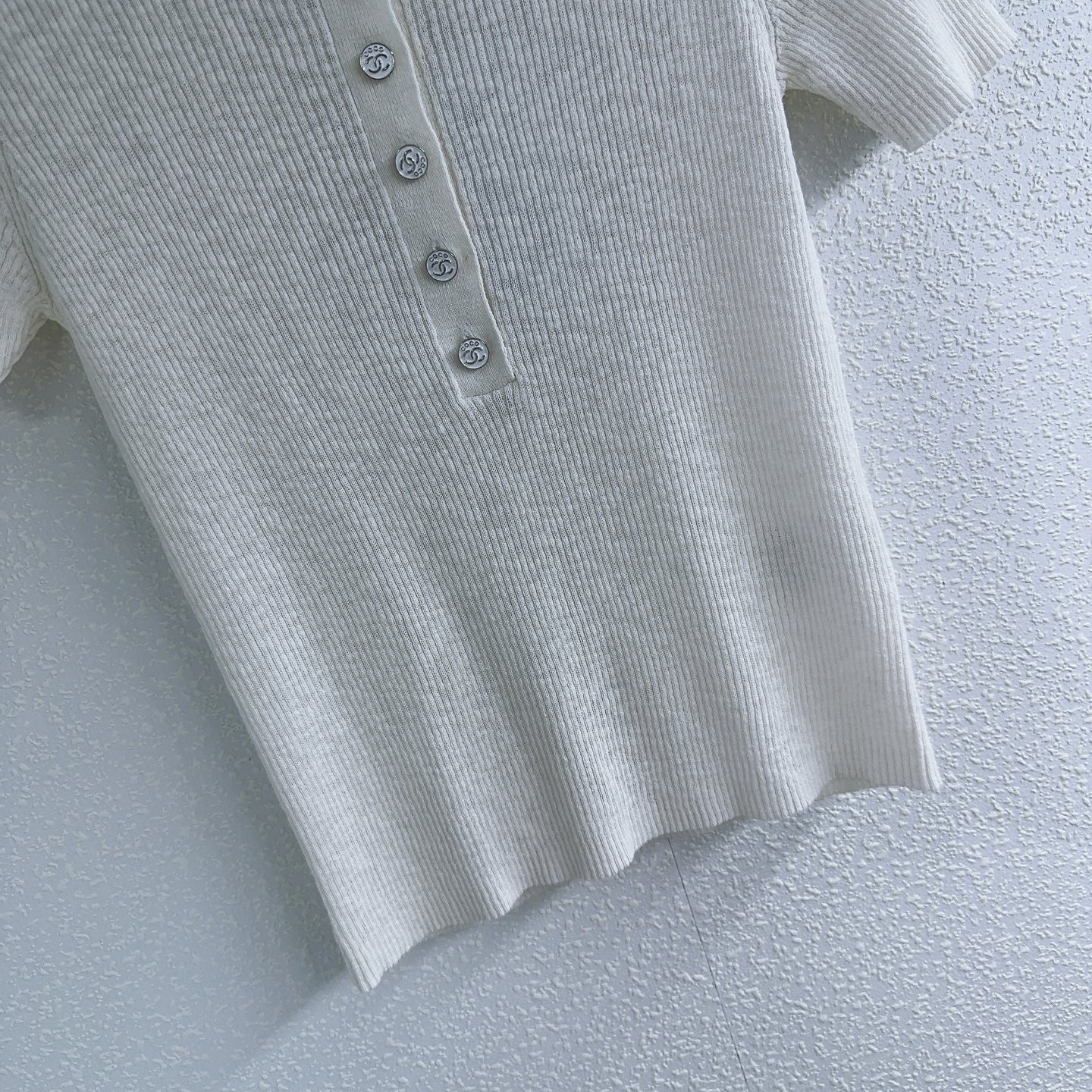 Halbcardigan aus Strick mit Rundhalsausschnitt und Knopfleiste und kurzen Ärmeln