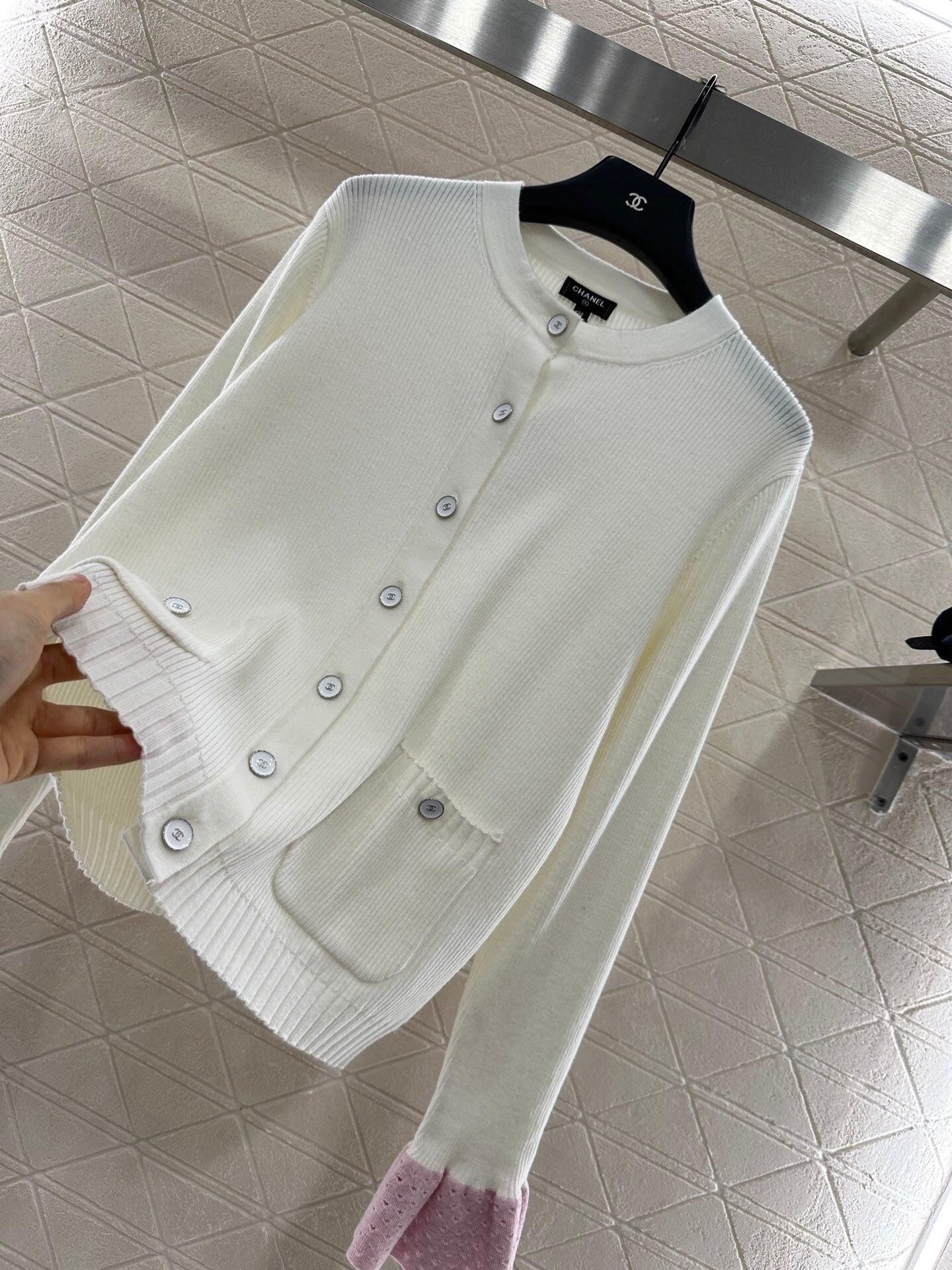 Cardigan tricoté à empiècements de couleur contrastée