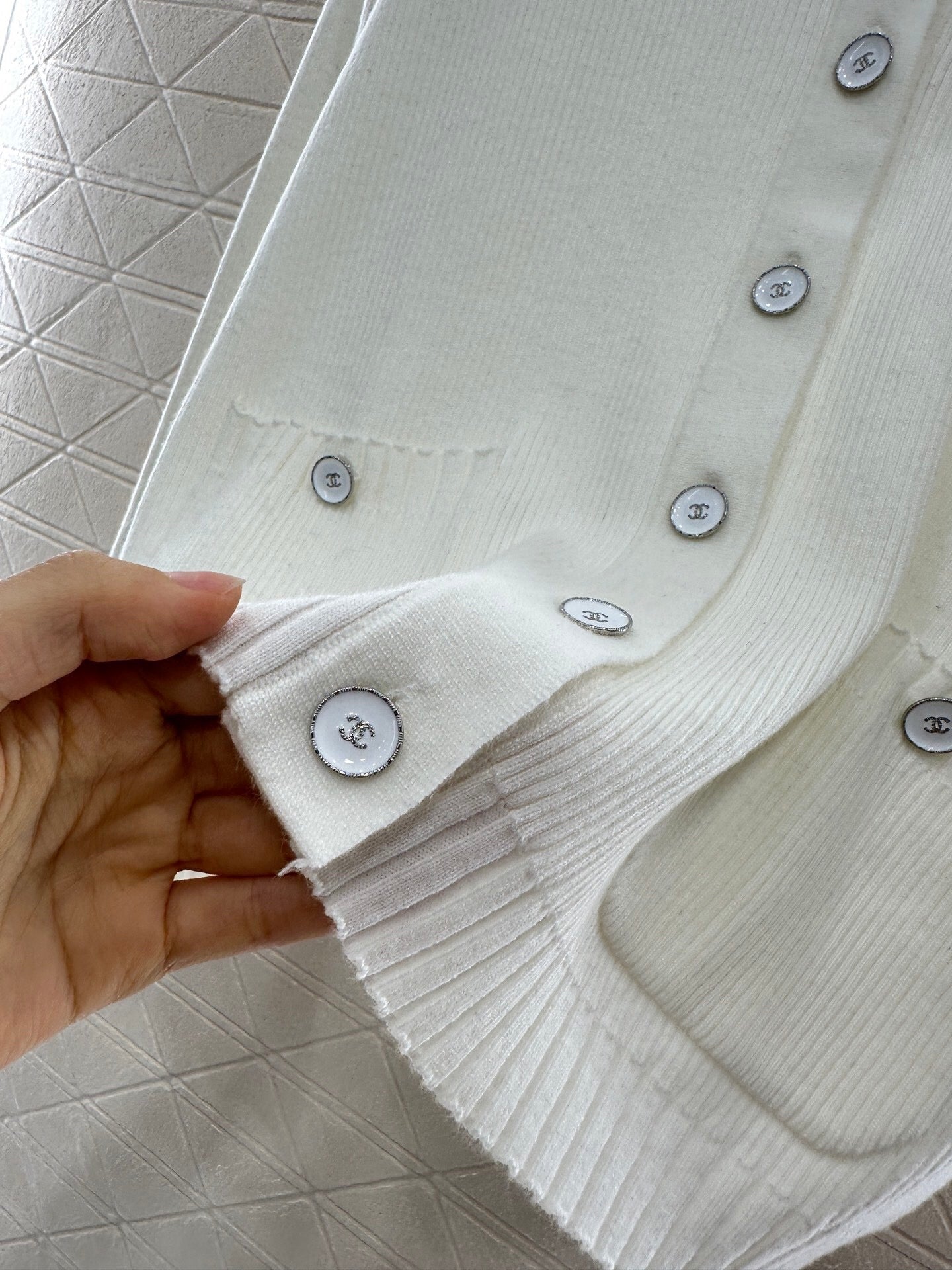 Cardigan tricoté à empiècements de couleur contrastée