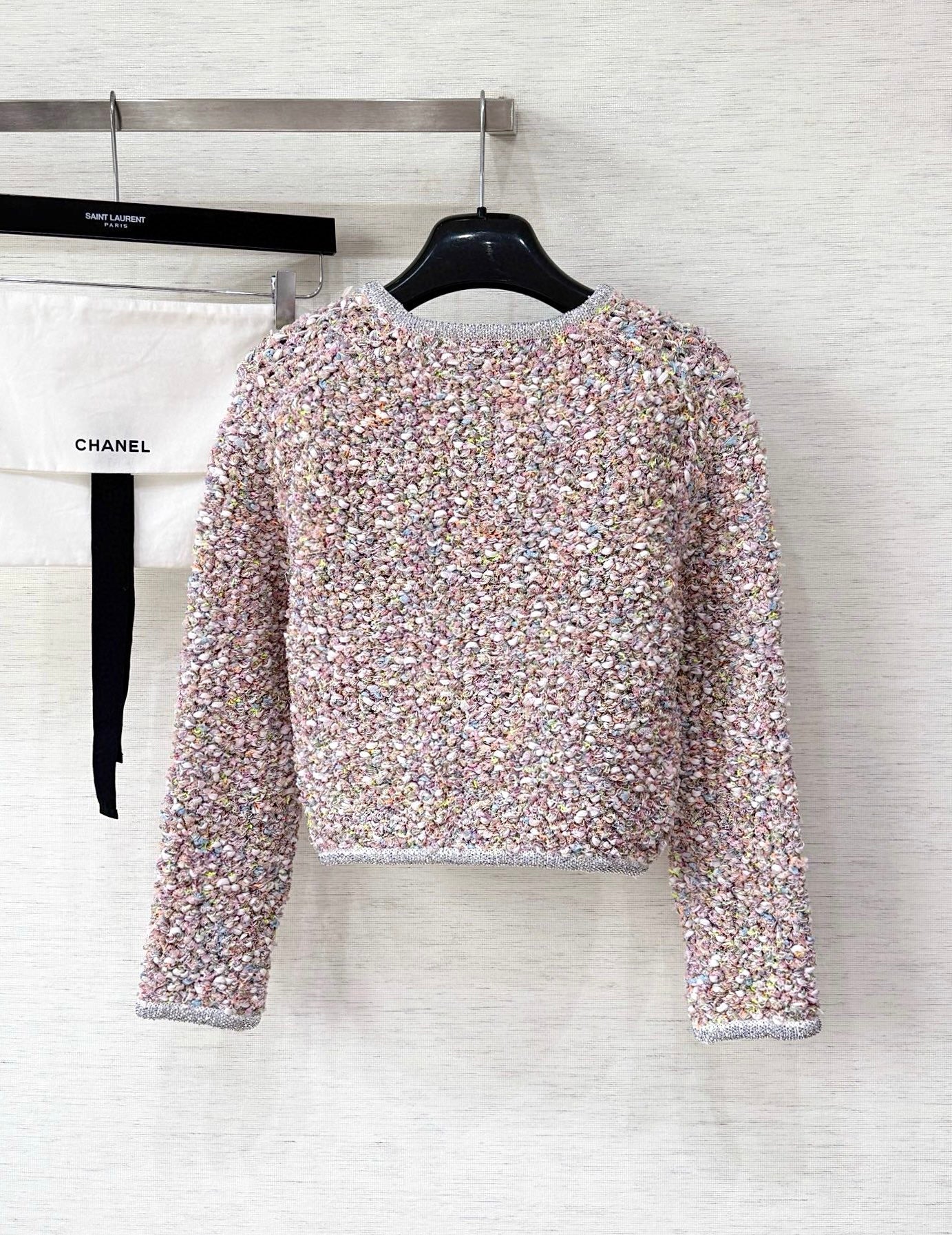 Cardigan tissé en fil teint sur mesure et bordure en losanges