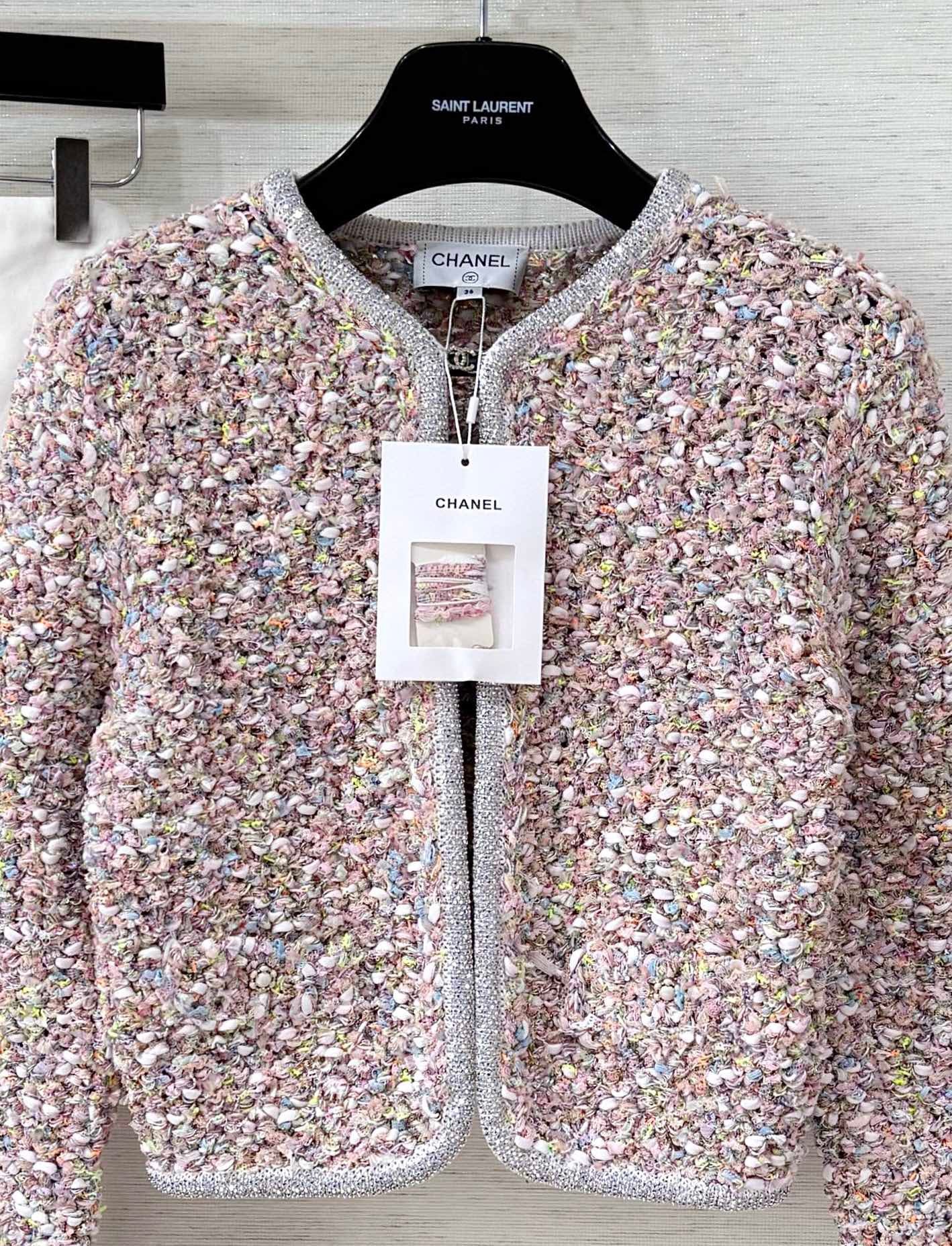 Cardigan tissé en fil teint sur mesure et bordure en losanges