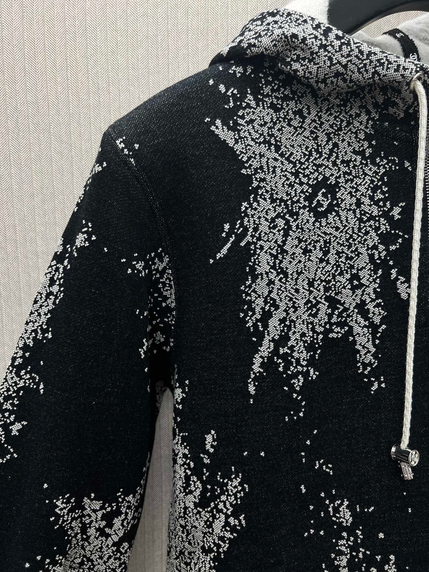 Bedruckte Langarmjacke mit Kapuze und Reißverschluss