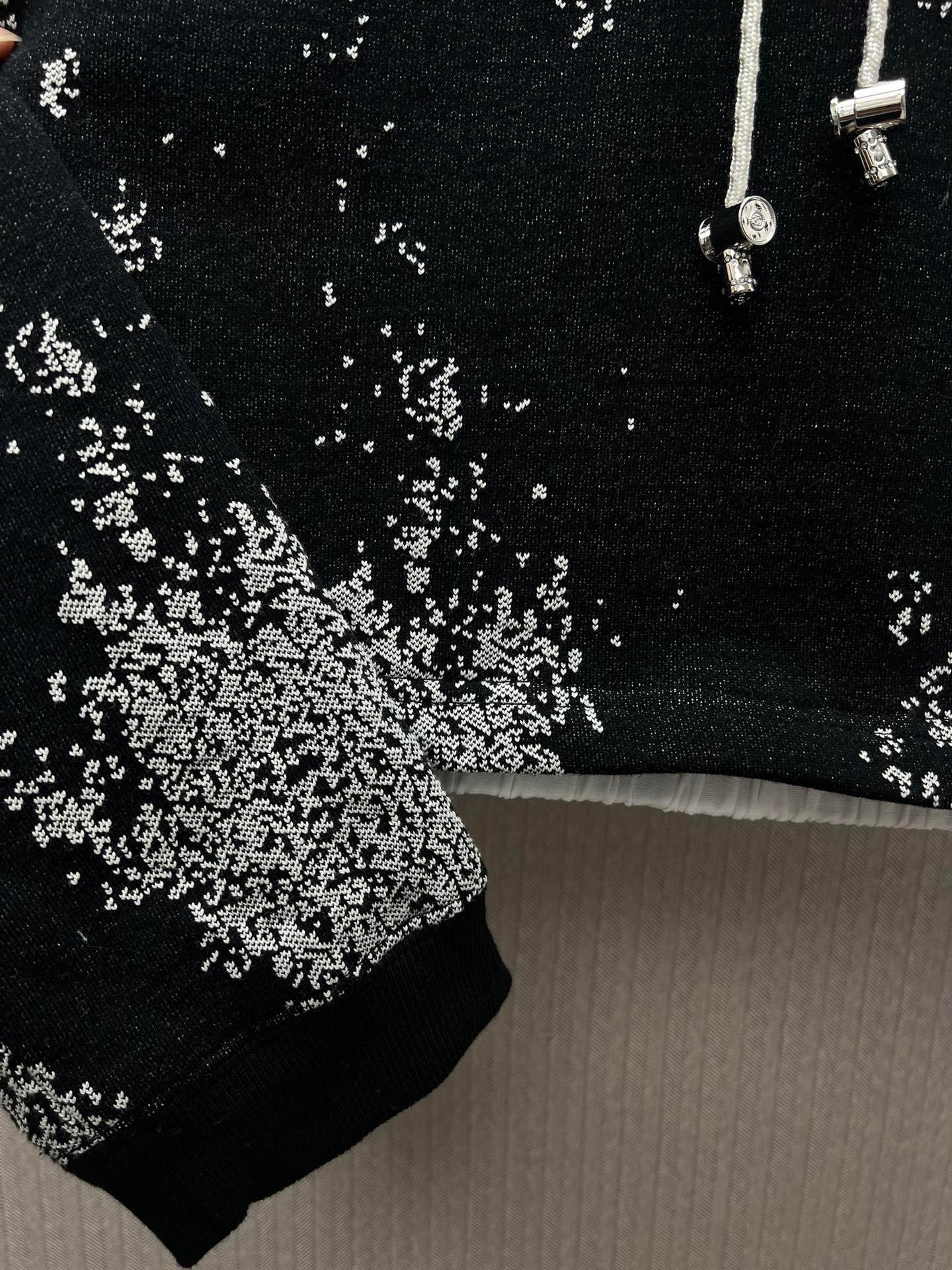 Bedruckte Langarmjacke mit Kapuze und Reißverschluss