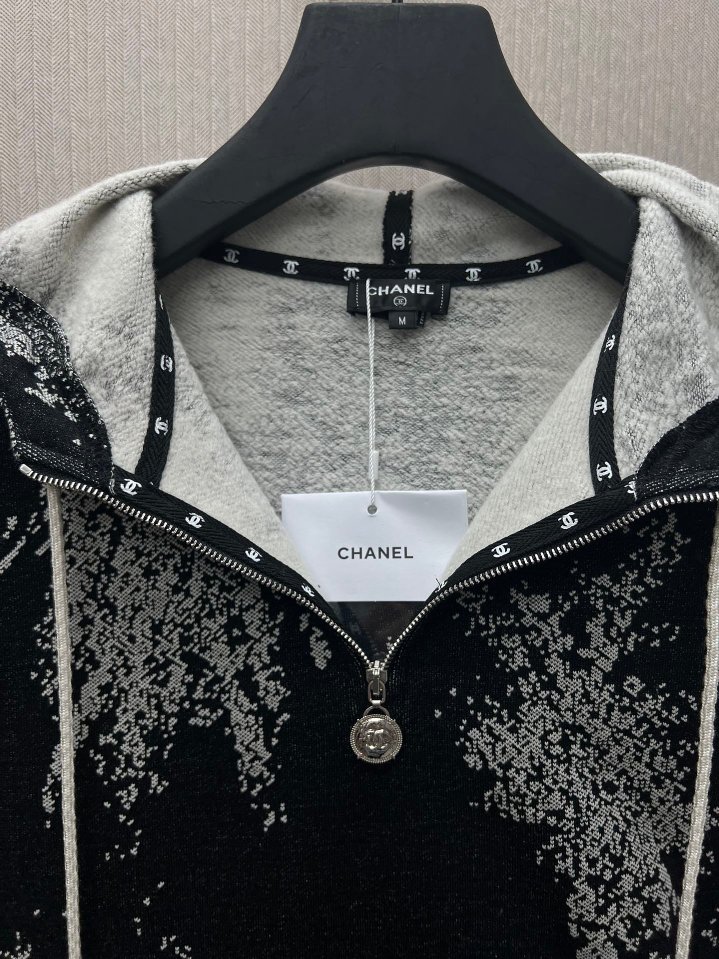 Bedruckte Langarmjacke mit Kapuze und Reißverschluss