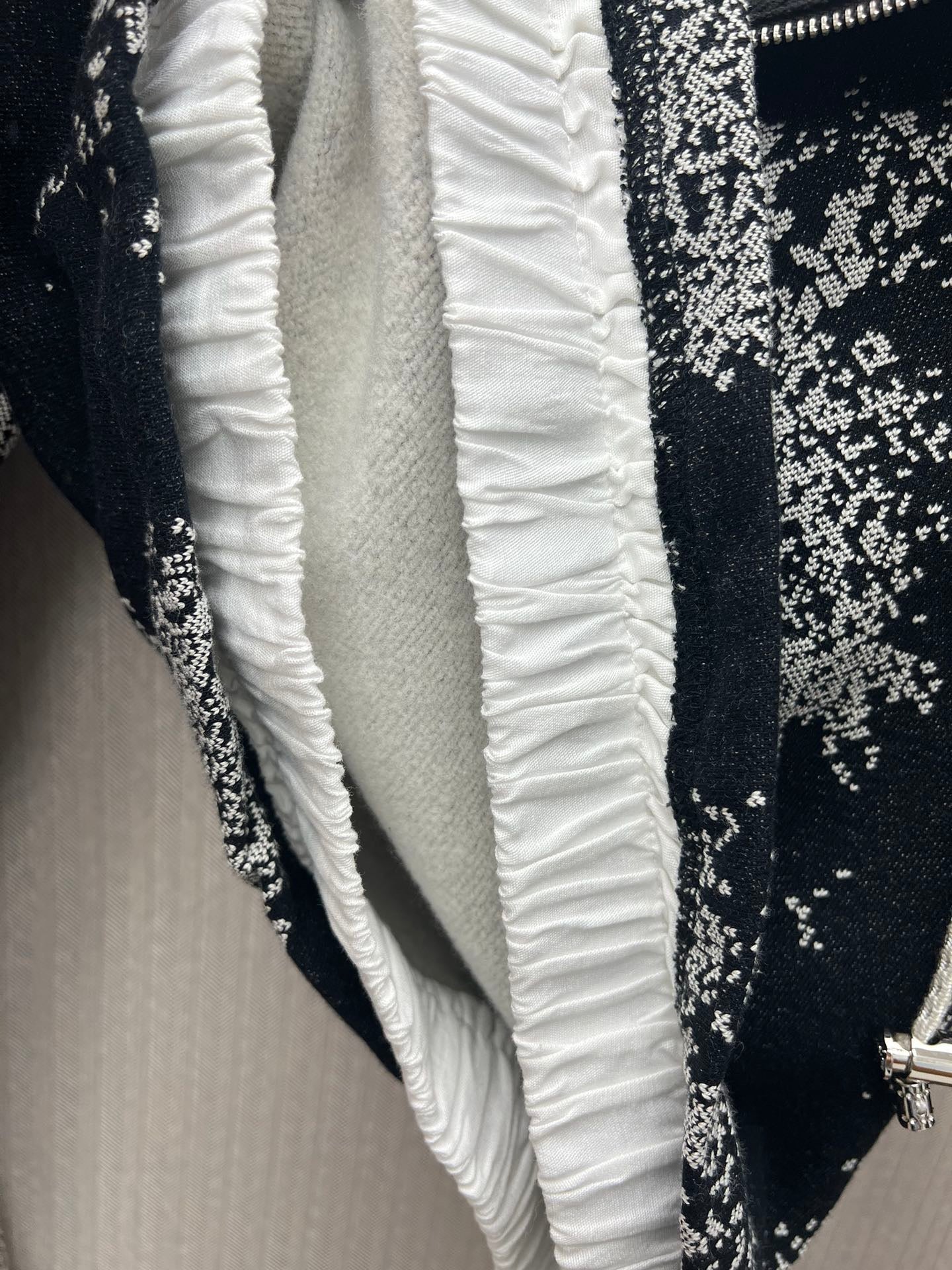 Bedruckte Langarmjacke mit Kapuze und Reißverschluss