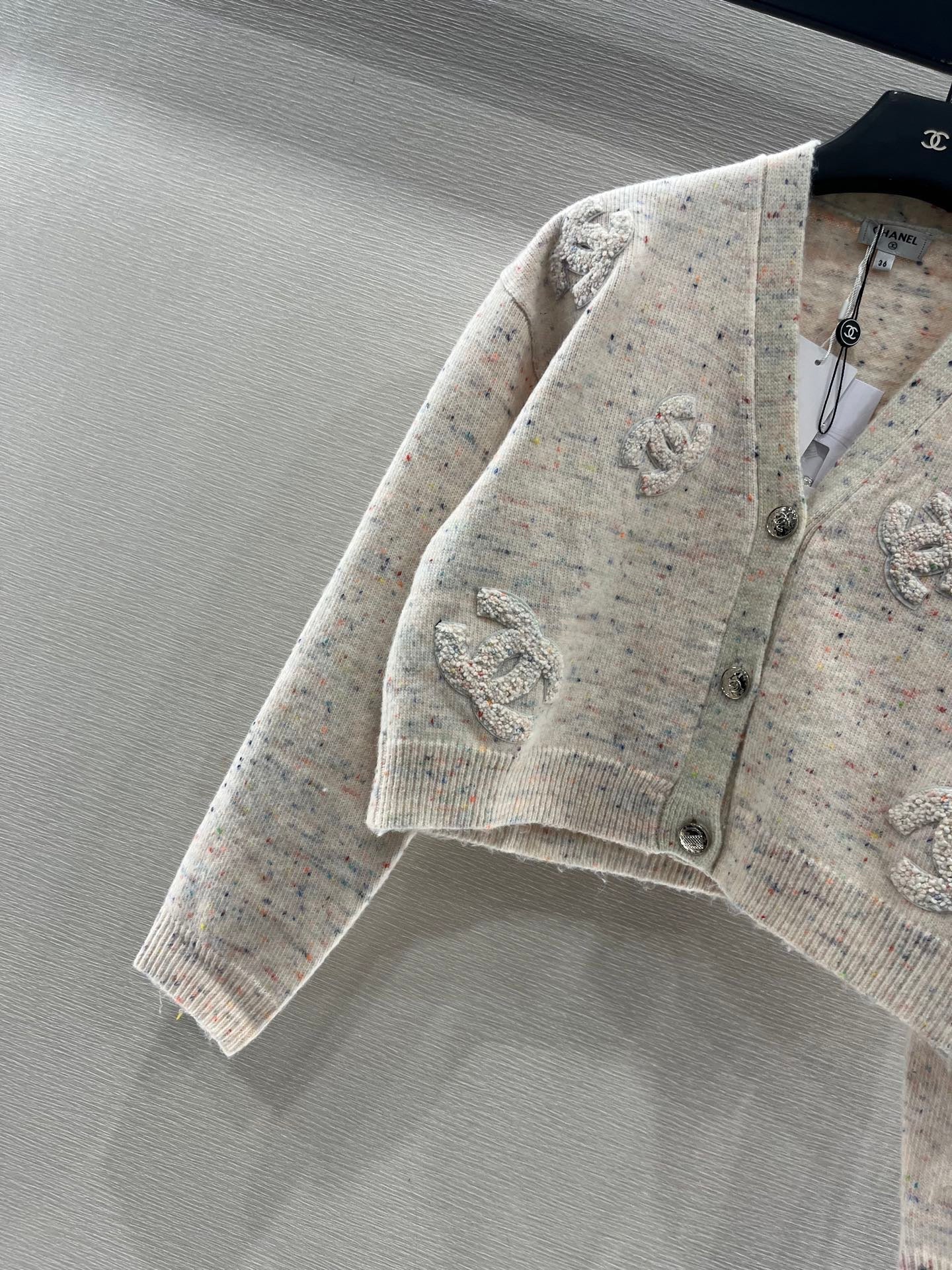 Cardigan tricoté à double lettre