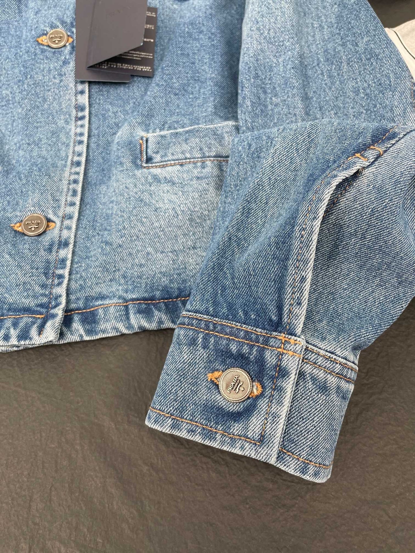 Veste ceinturée en jean délavé