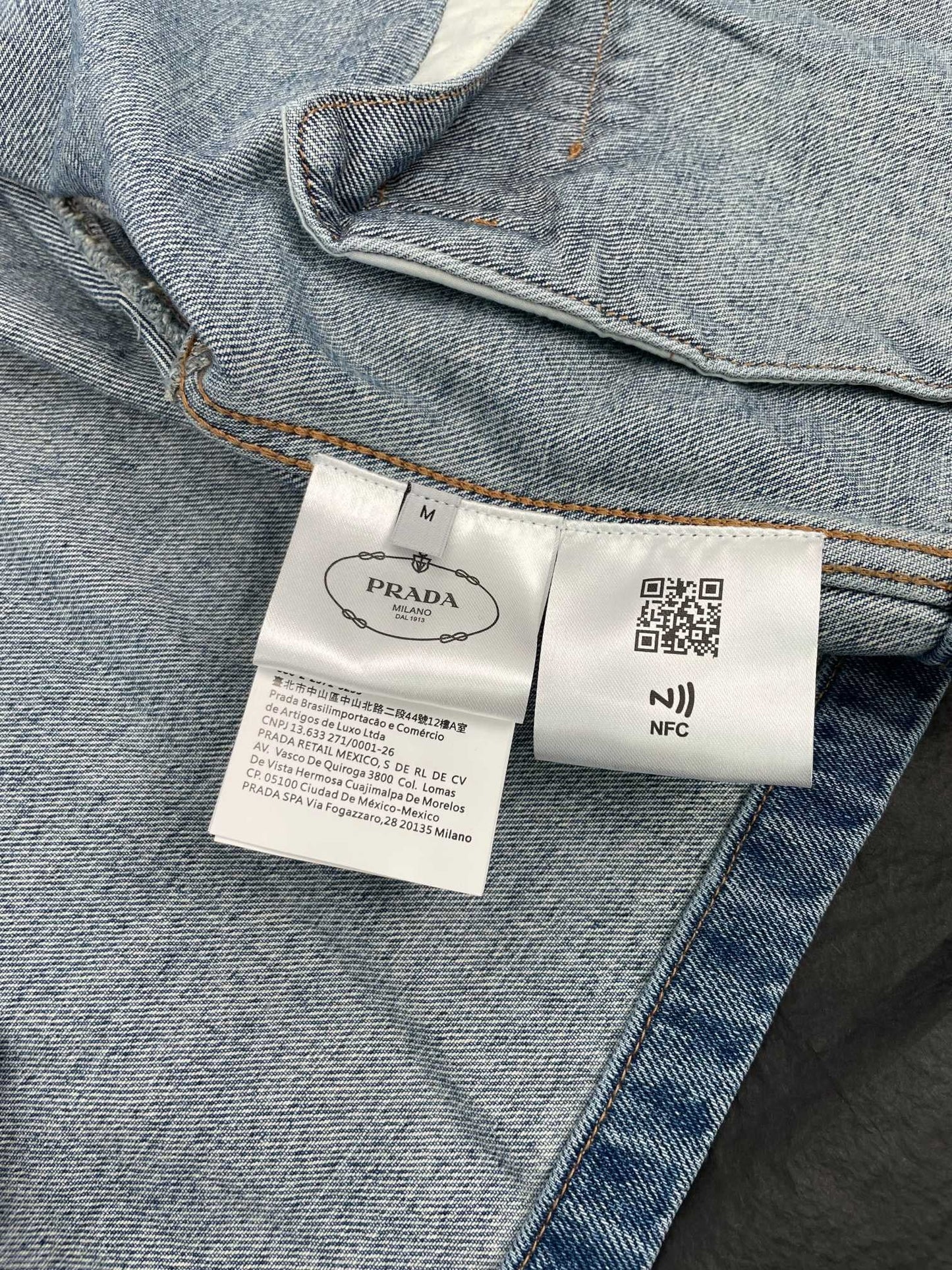 Veste ceinturée en jean délavé