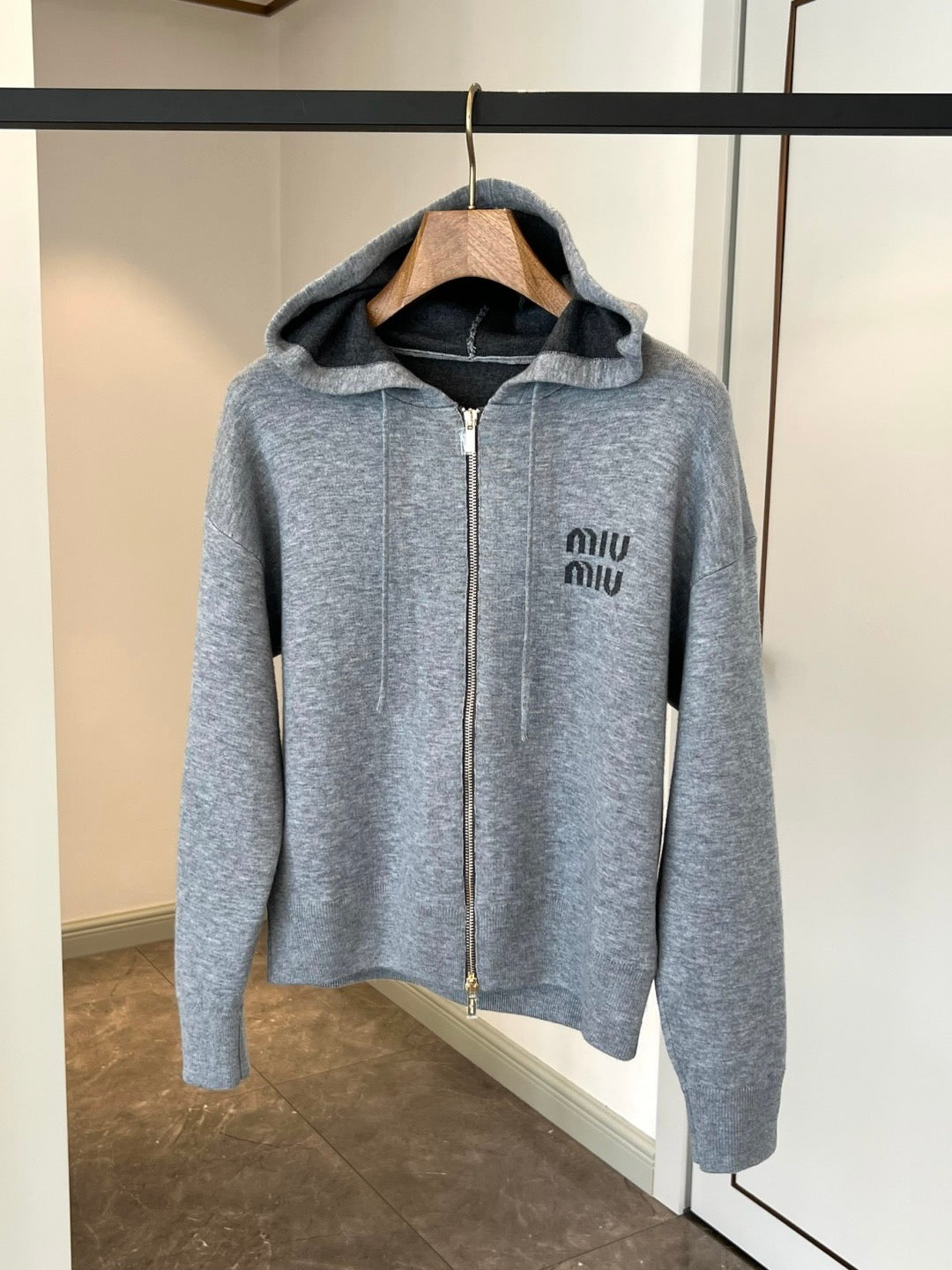 Strickjacke mit Kapuze und Reißverschluss