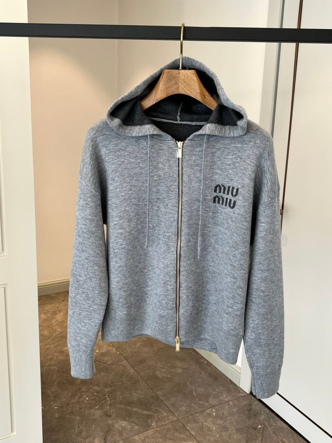 Strickjacke mit Kapuze und Reißverschluss