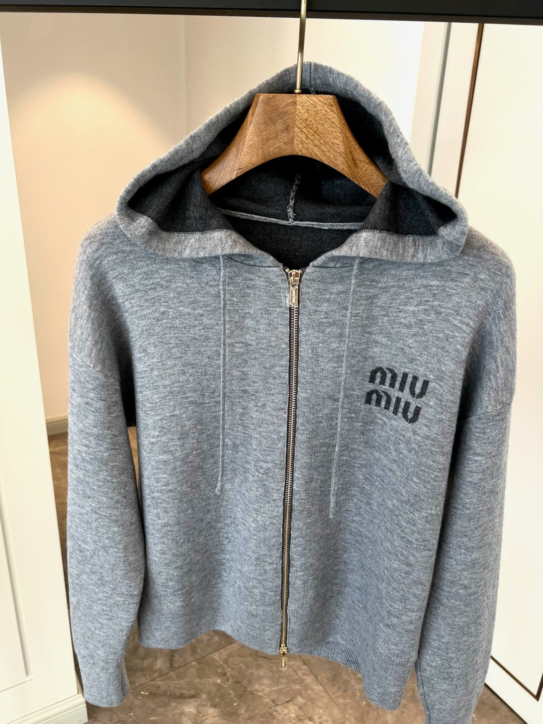 Strickjacke mit Kapuze und Reißverschluss