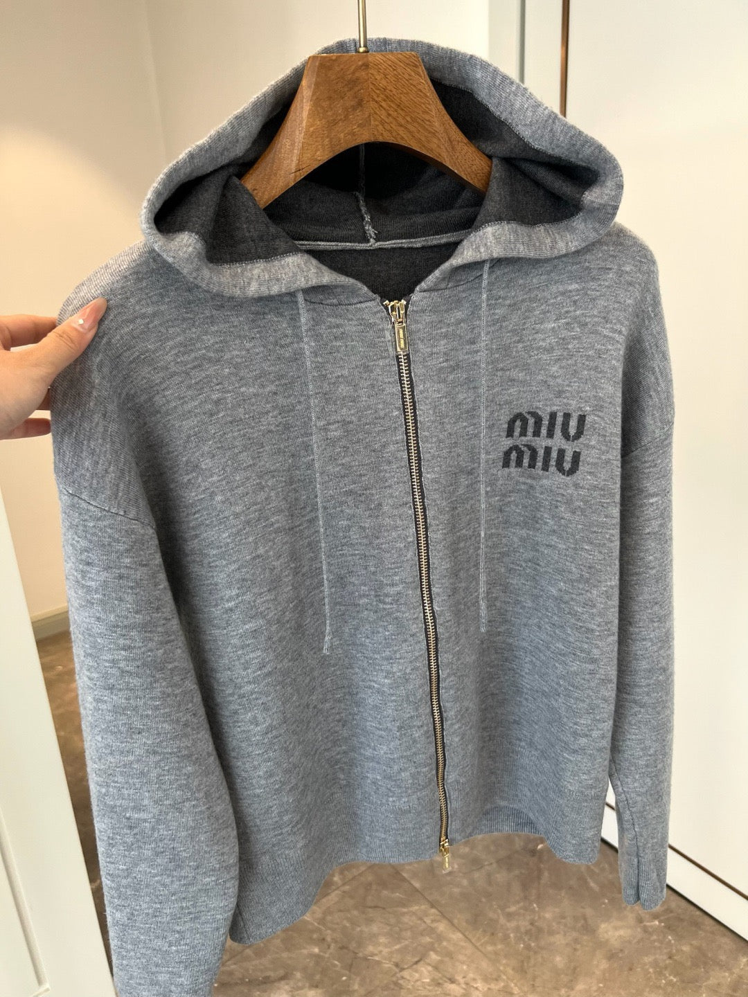 Strickjacke mit Kapuze und Reißverschluss