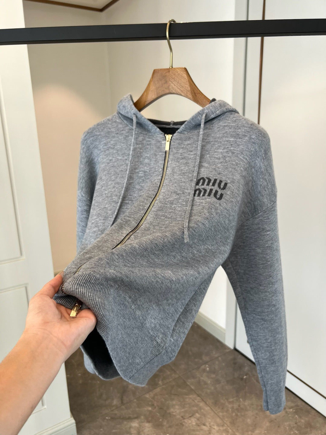 Strickjacke mit Kapuze und Reißverschluss