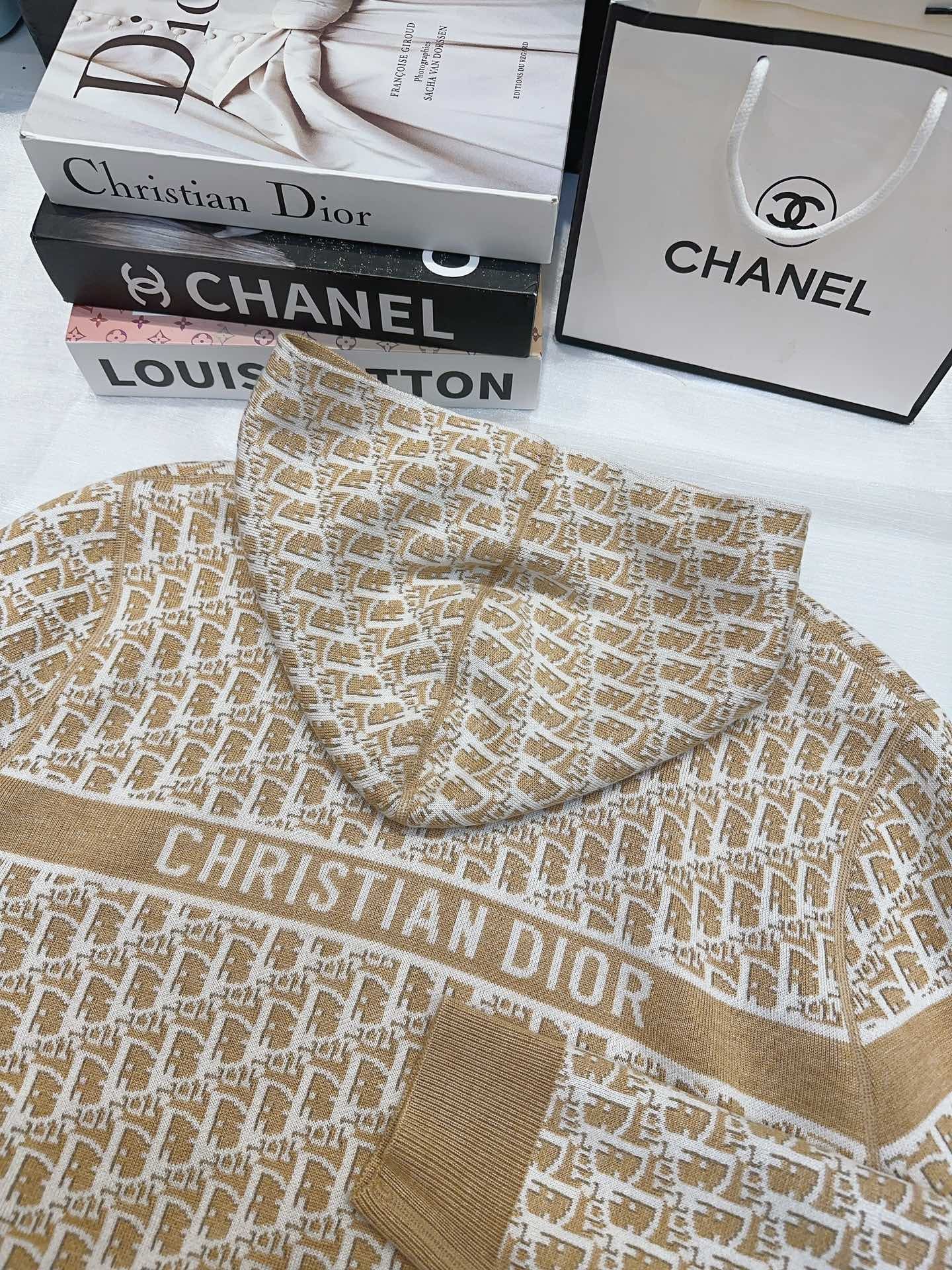 Wendbare Jacquard-Wolljacke mit Kapuze und Reißverschluss