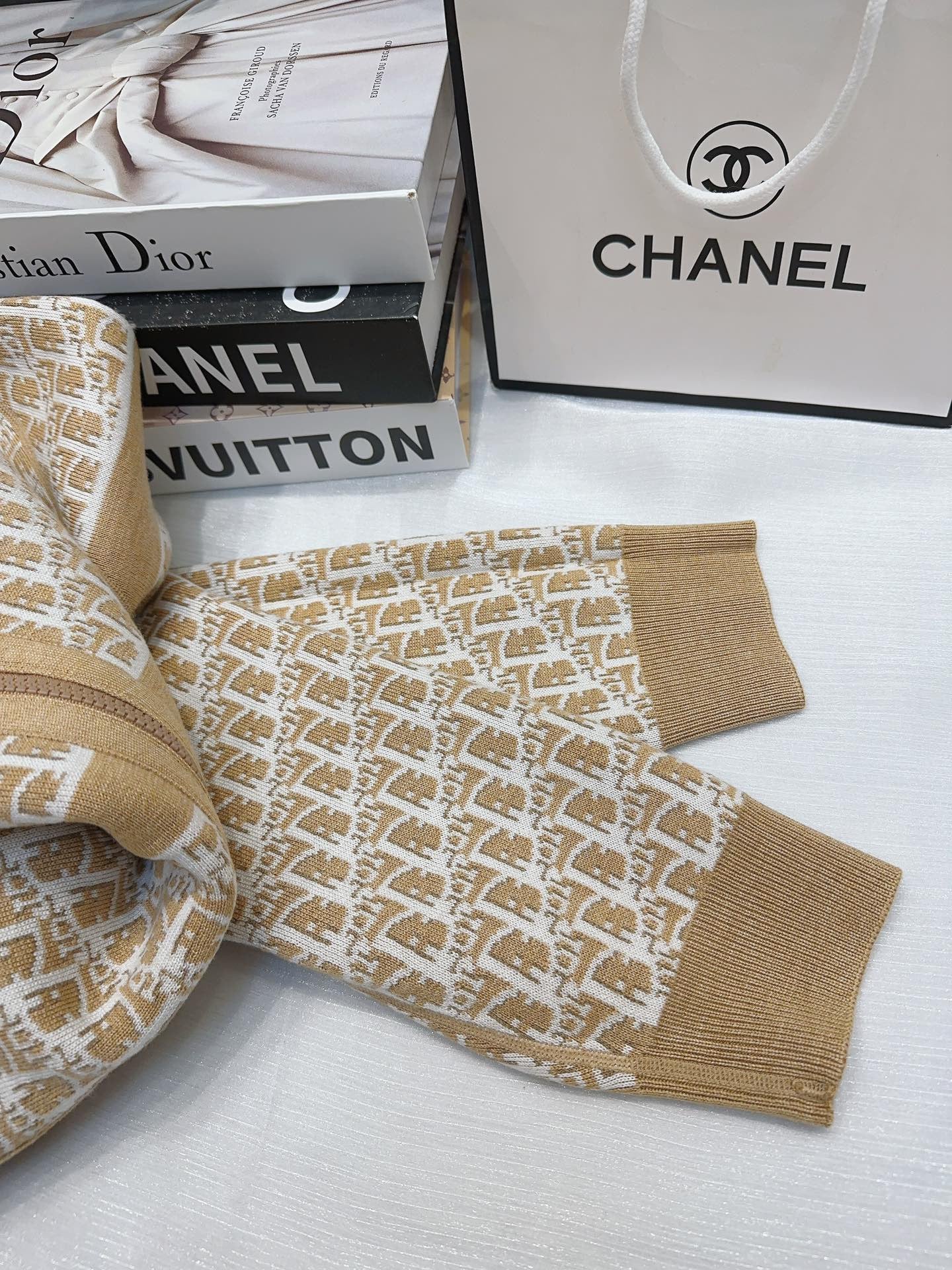 Wendbare Jacquard-Wolljacke mit Kapuze und Reißverschluss