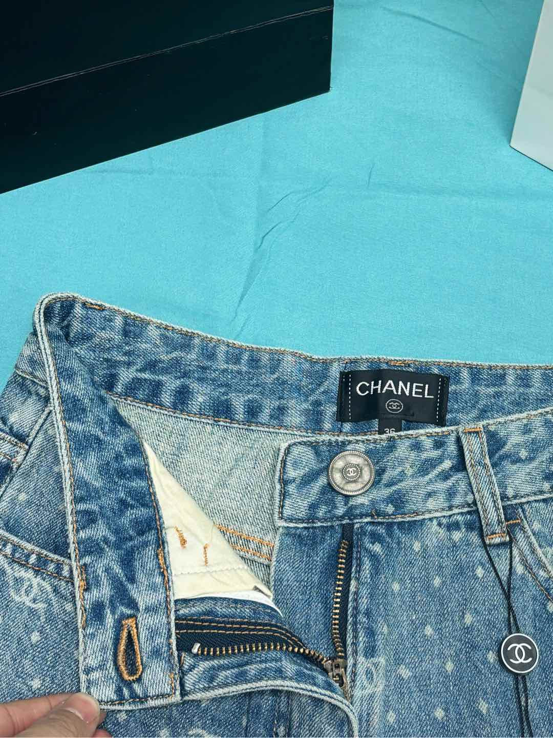 Gerade geschnittene Jeans mit weitem Bein