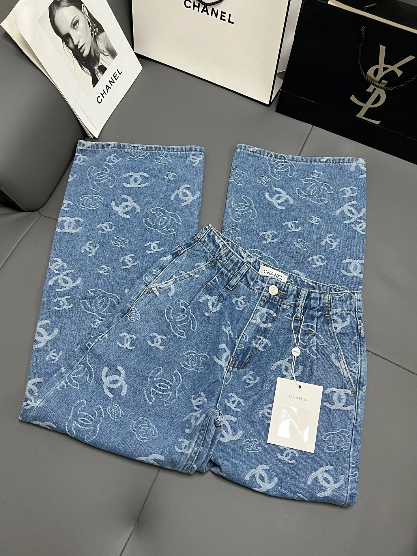 Jean bicolore taille haute, jambe large et jambe droite