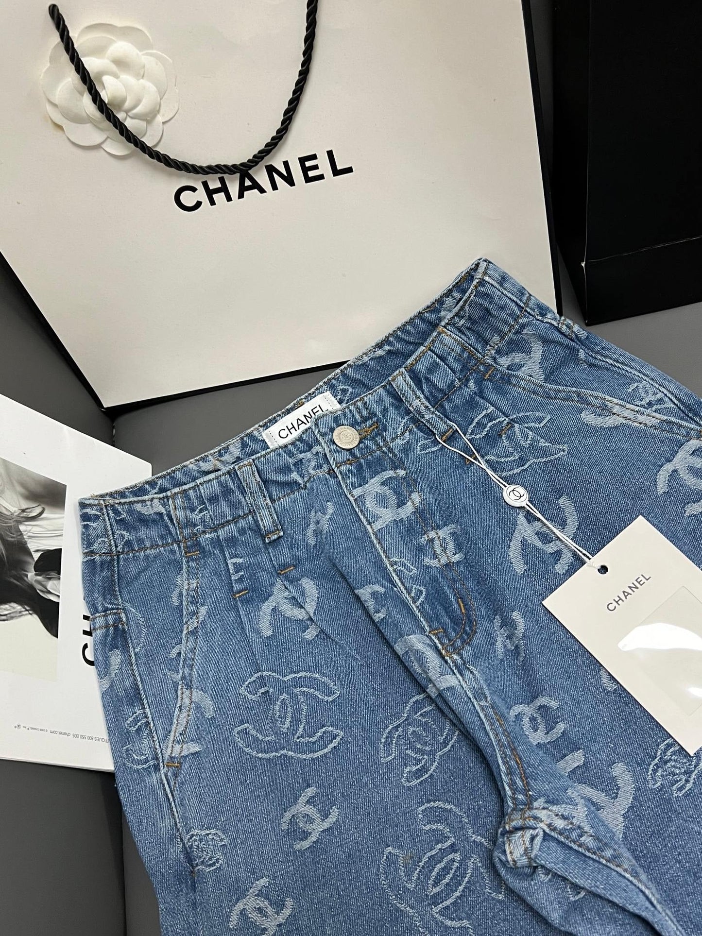 Jean bicolore taille haute, jambe large et jambe droite