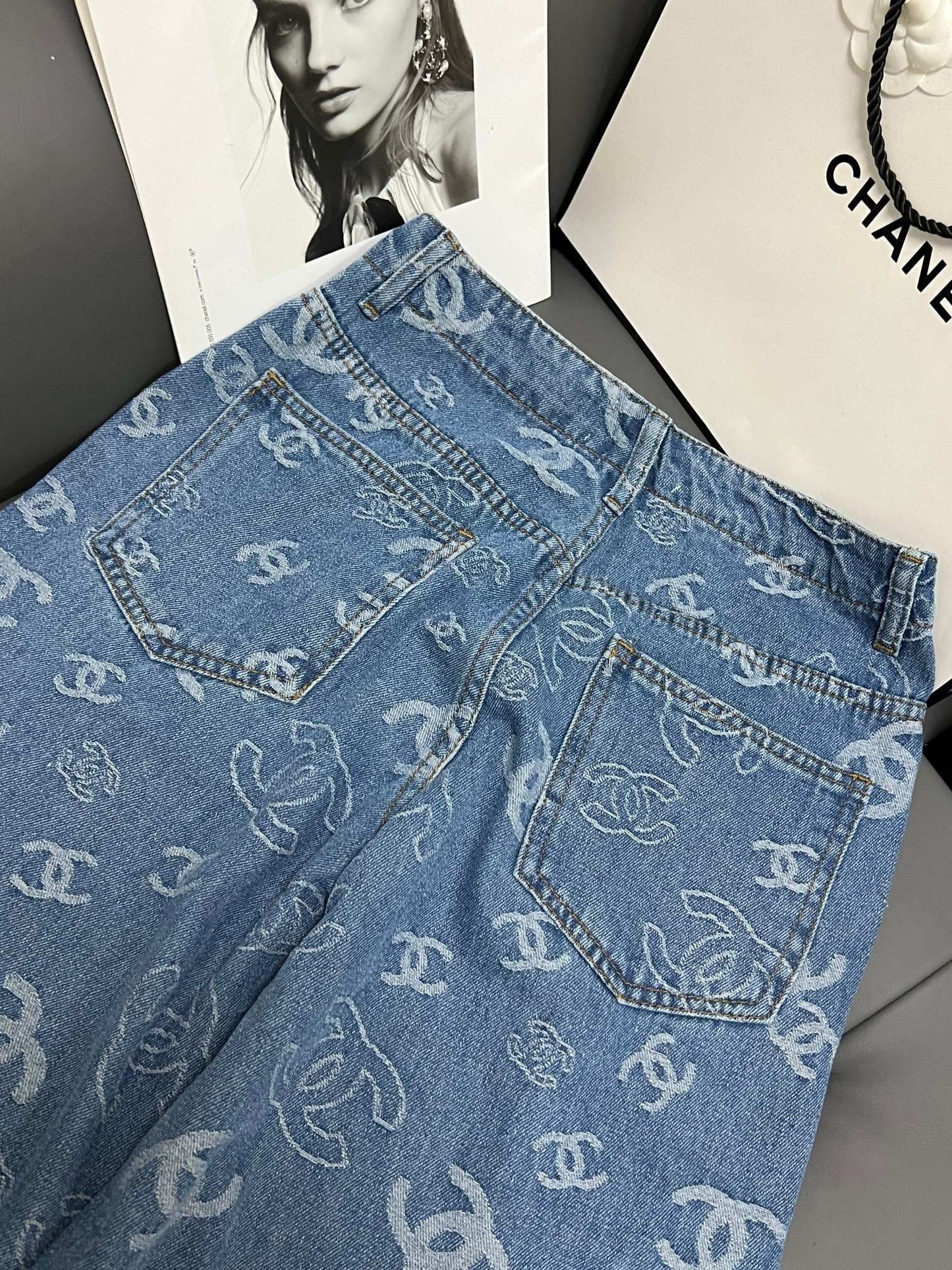 Jean bicolore taille haute, jambe large et jambe droite