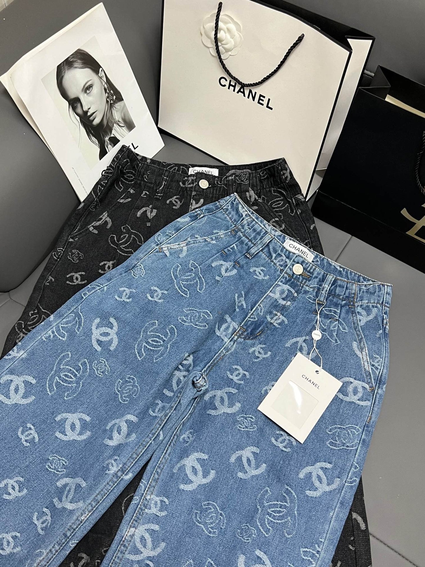 Jean bicolore taille haute, jambe large et jambe droite