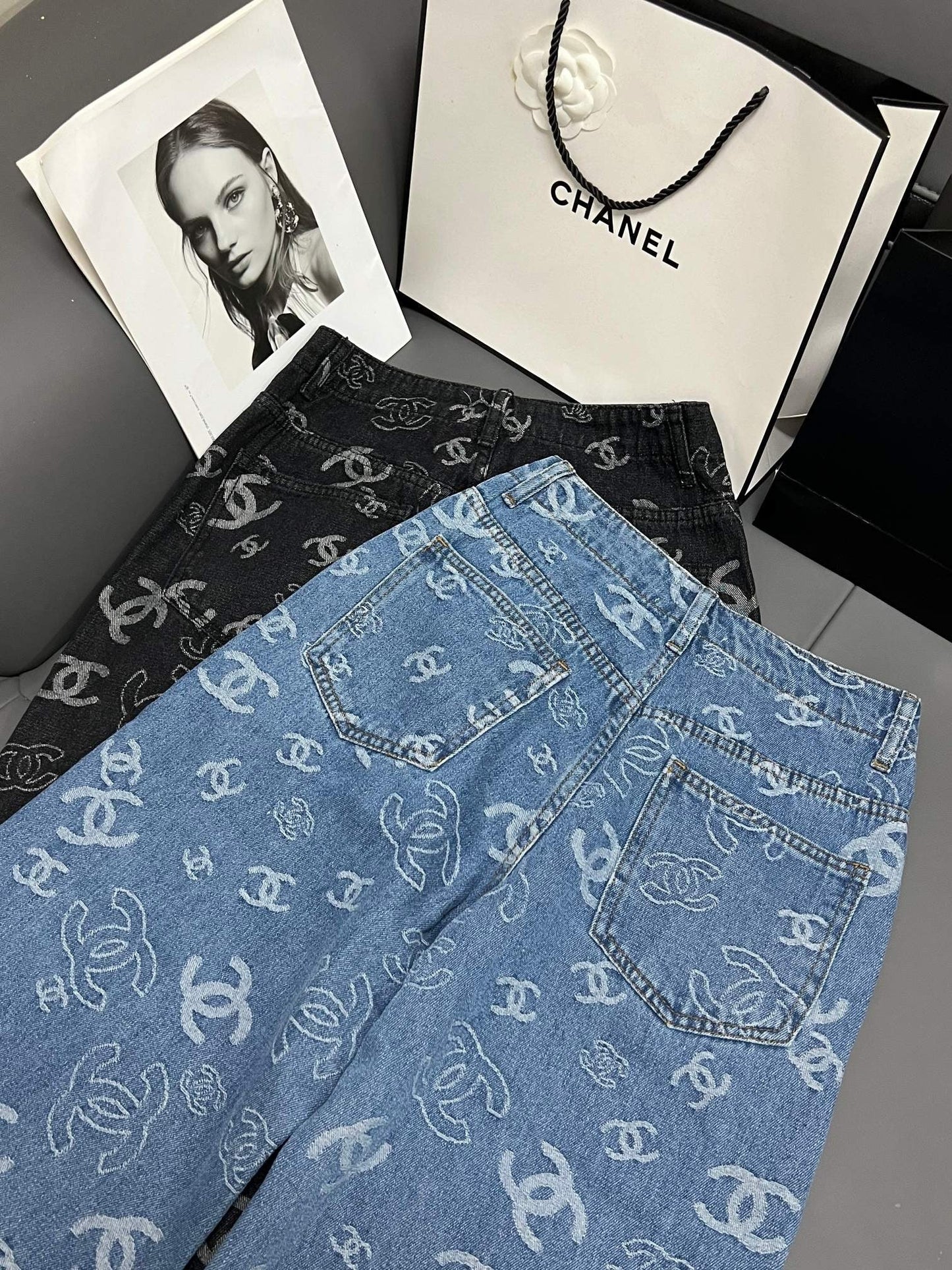 Jean bicolore taille haute, jambe large et jambe droite