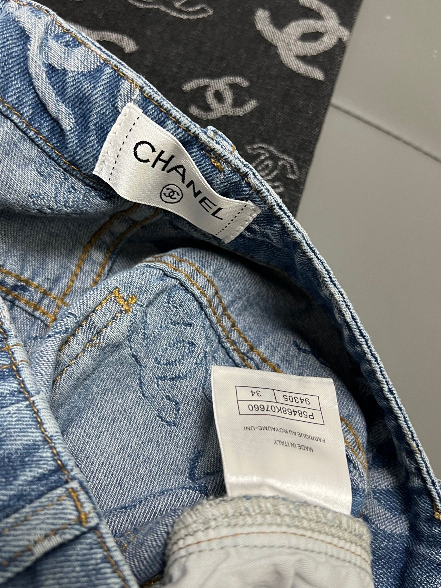 Jean bicolore taille haute, jambe large et jambe droite