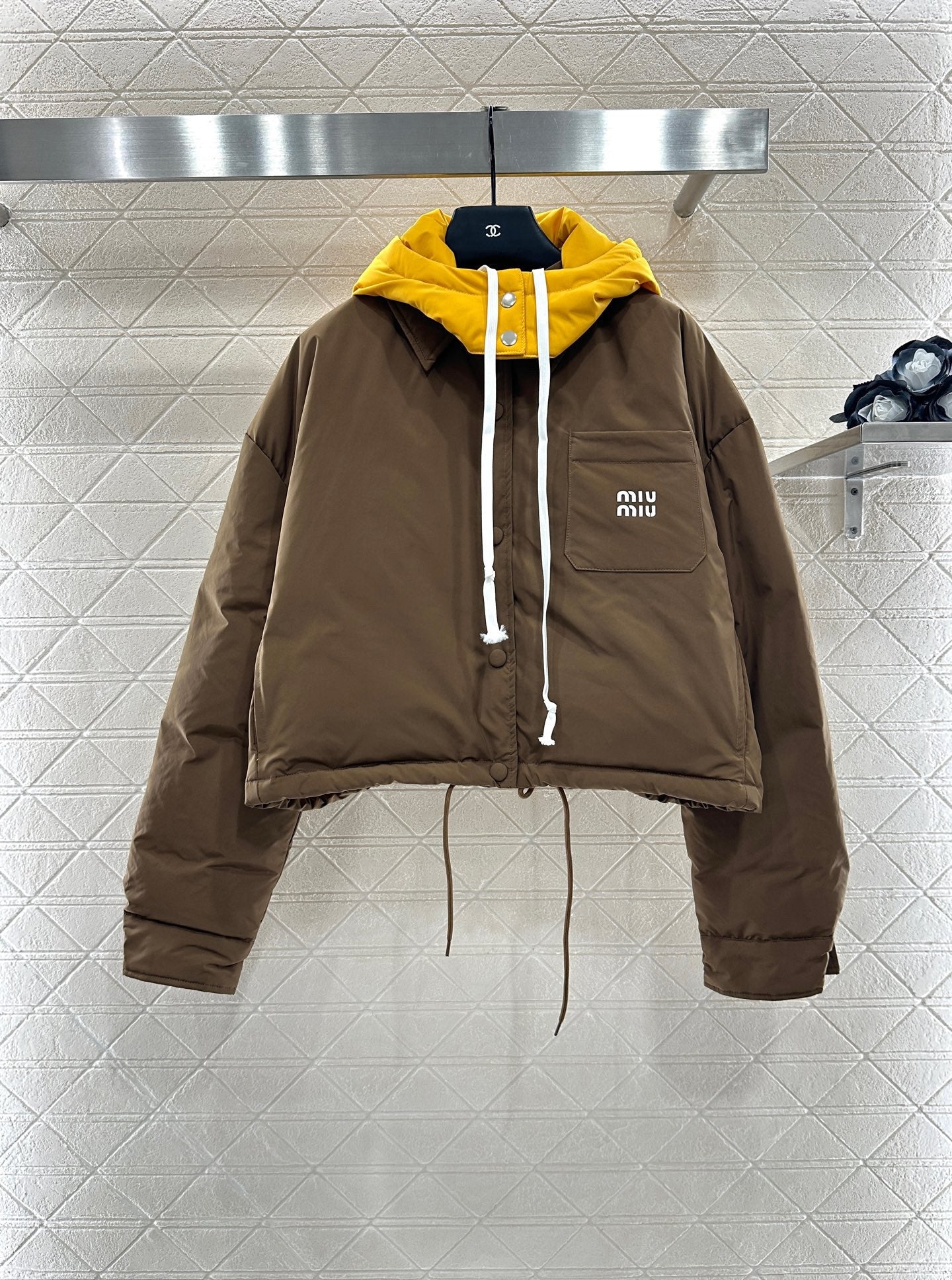 Doudoune à capuche de couleur contrastée