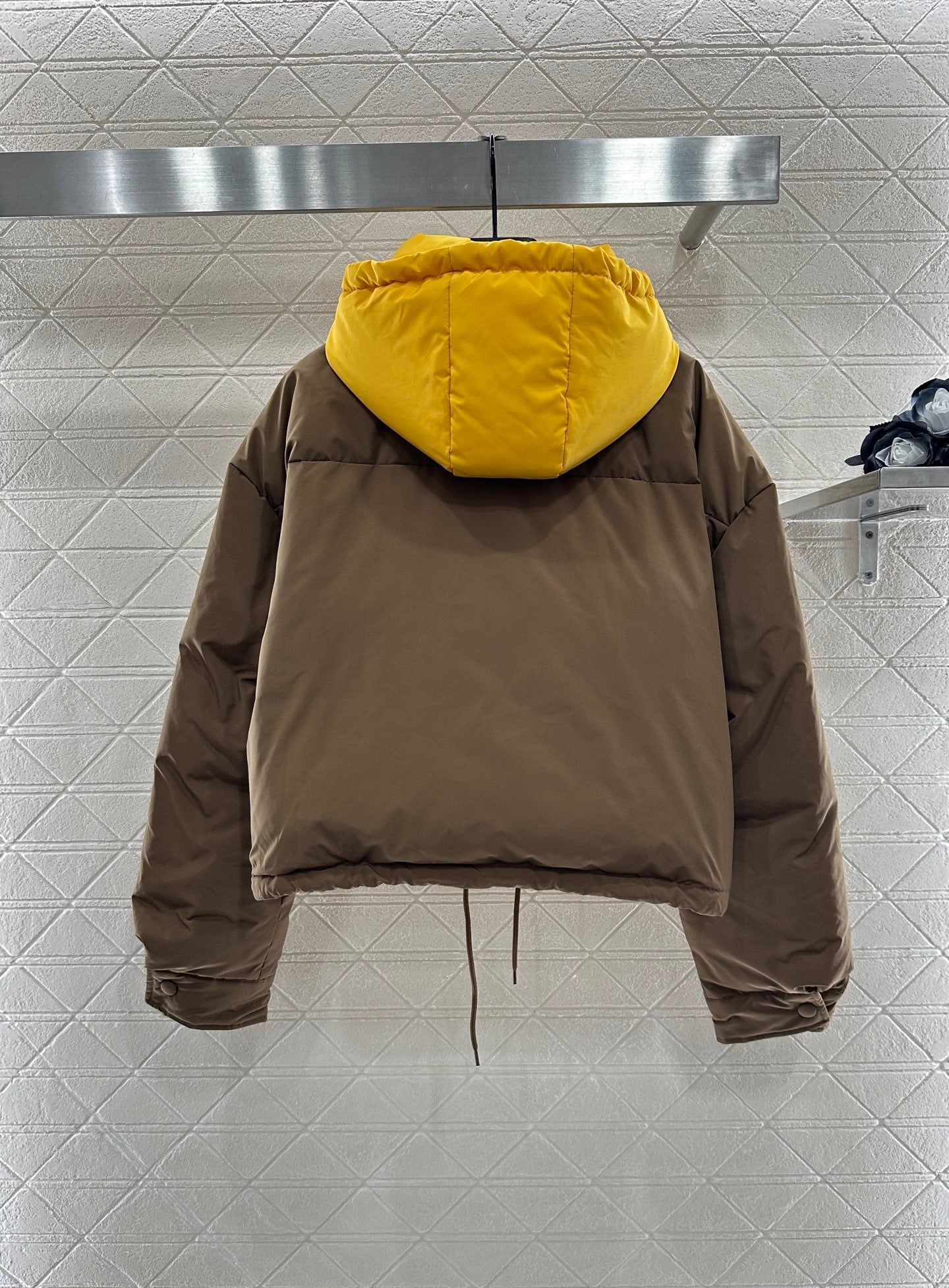 Doudoune à capuche de couleur contrastée