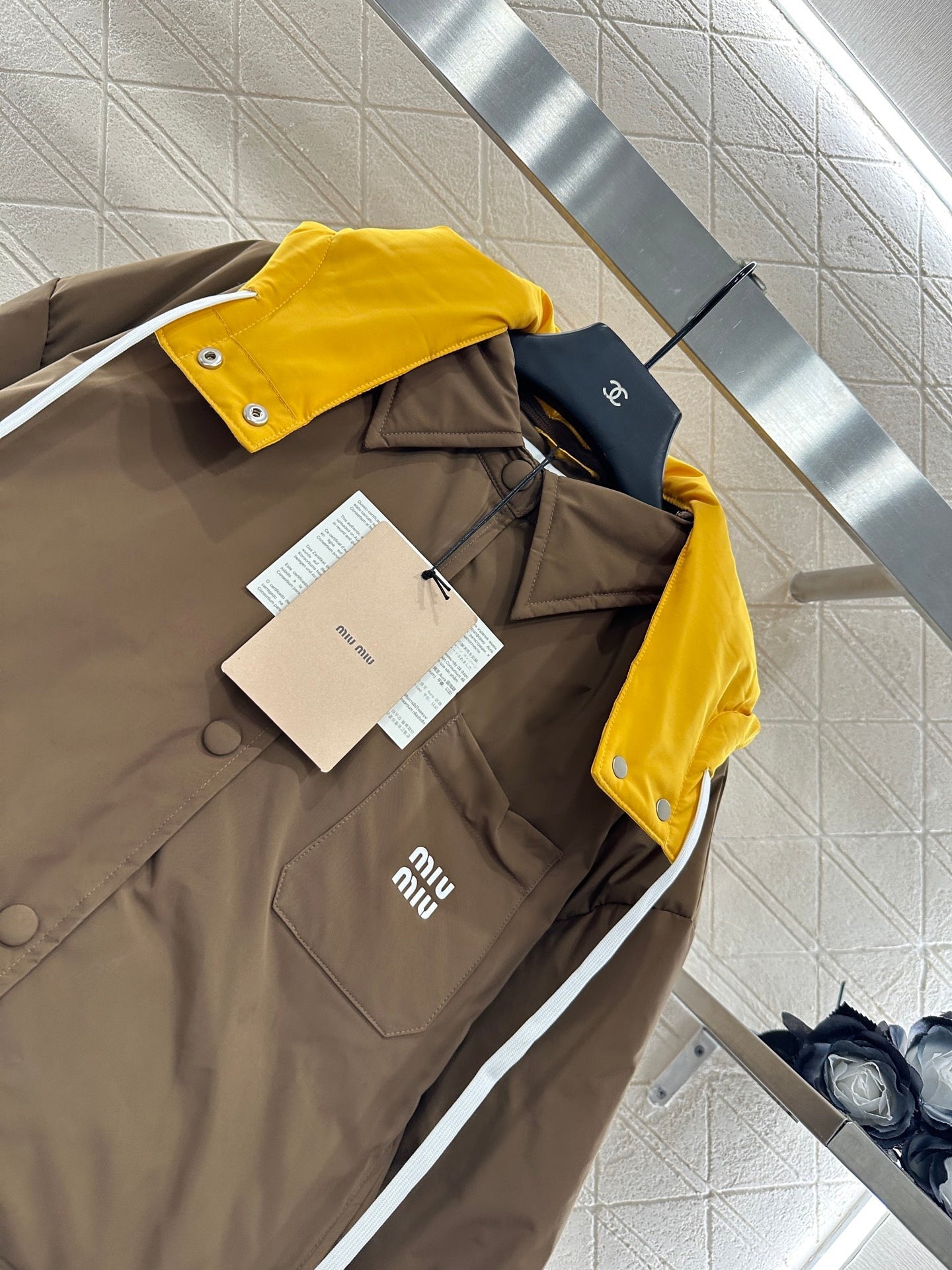 Doudoune à capuche de couleur contrastée