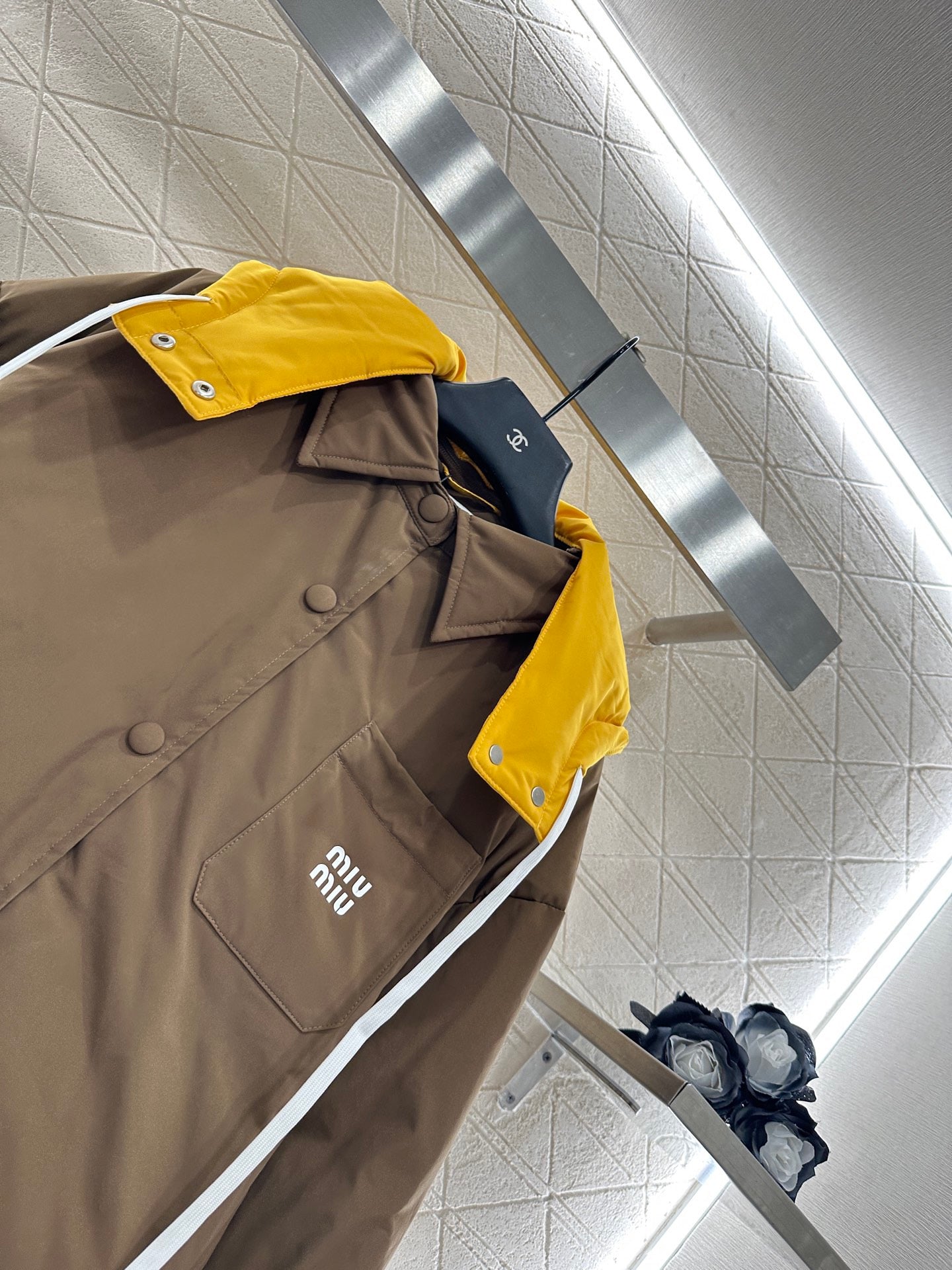 Doudoune à capuche de couleur contrastée