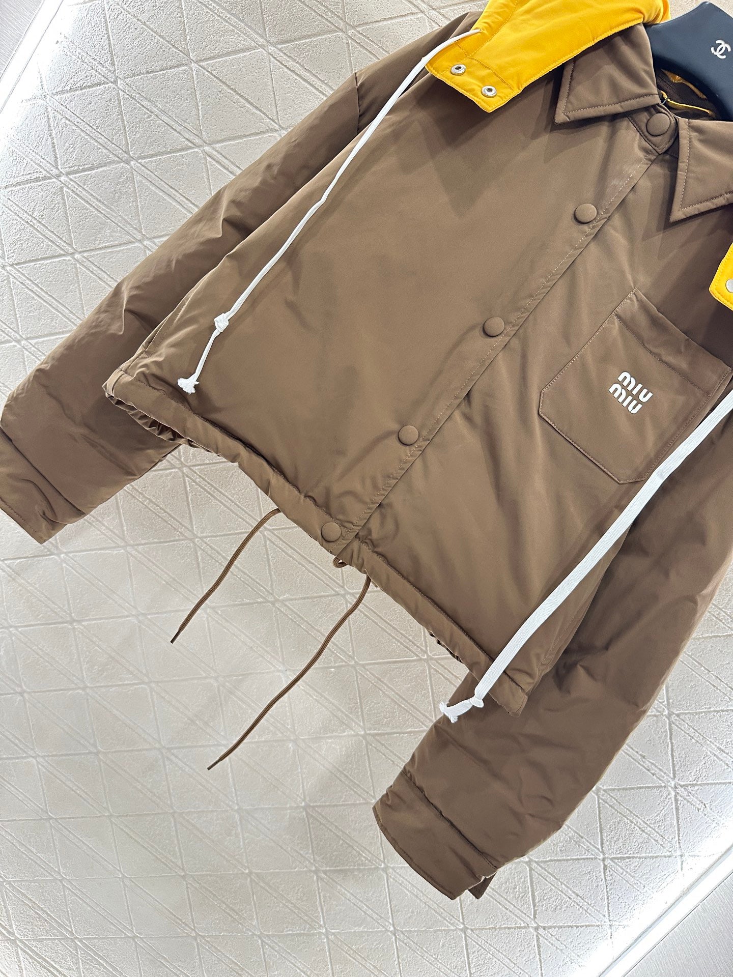 Doudoune à capuche de couleur contrastée