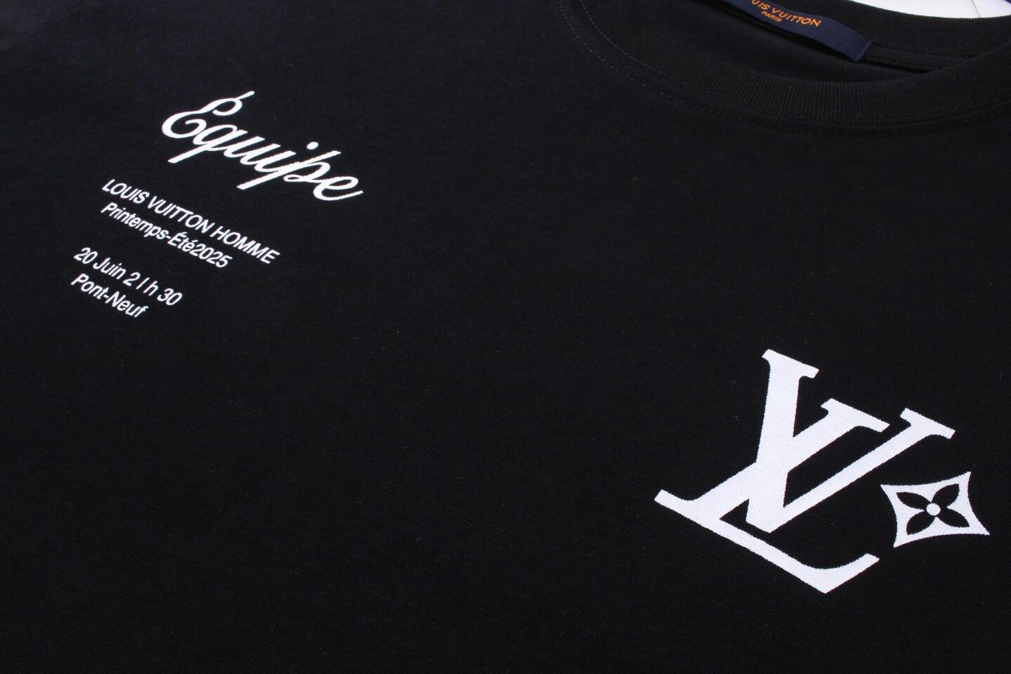 t-shirt à lettres graphiques au dos