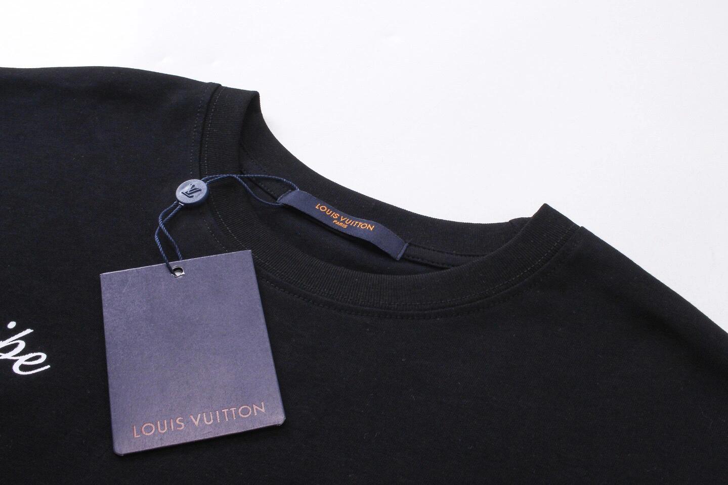 t-shirt à lettres graphiques au dos