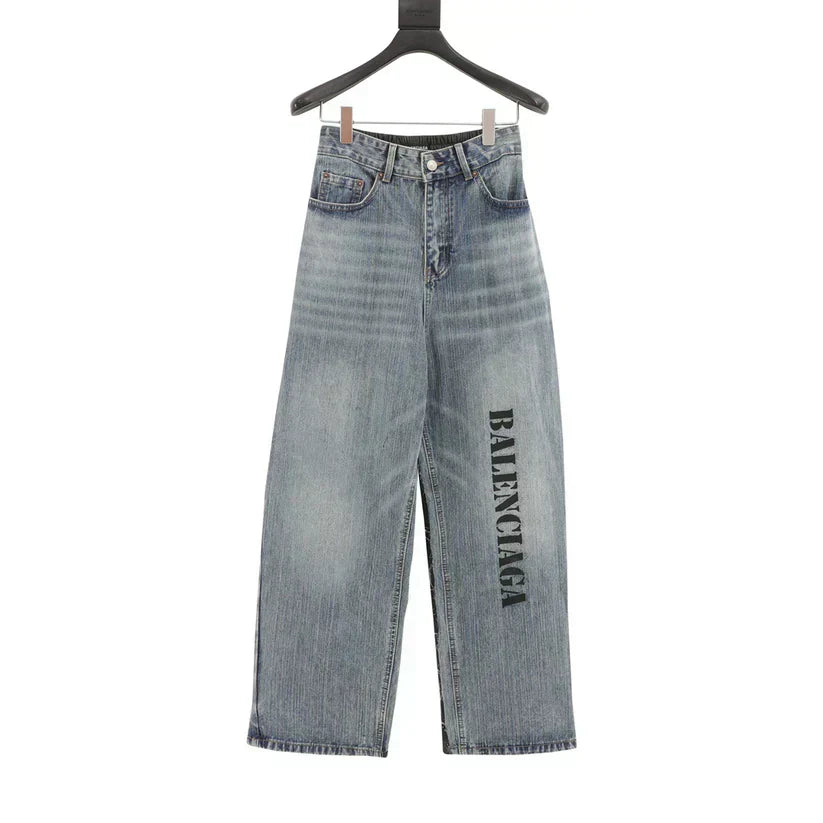 Grauer Denim mit schwarzem Blumenmuster