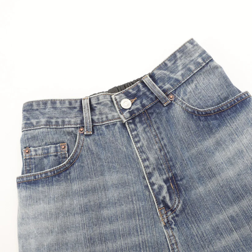 Grauer Denim mit schwarzem Blumenmuster