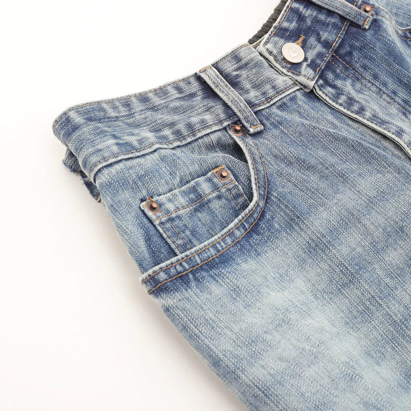 Grauer Denim mit schwarzem Blumenmuster