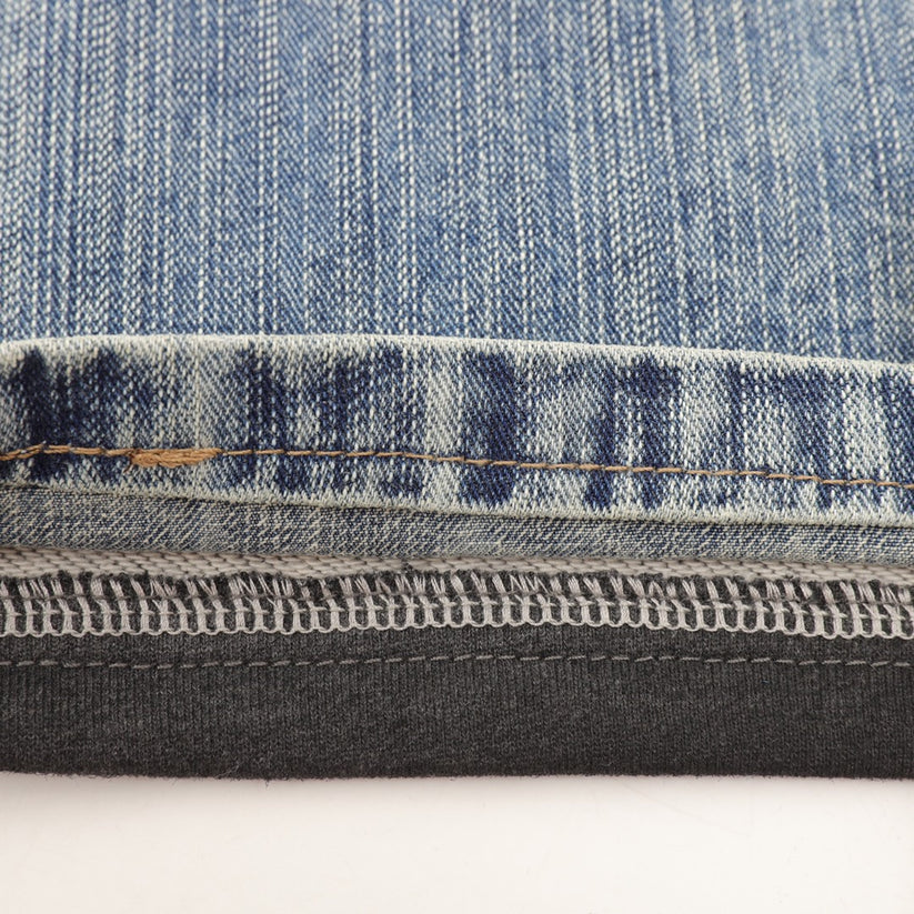 Grauer Denim mit schwarzem Blumenmuster